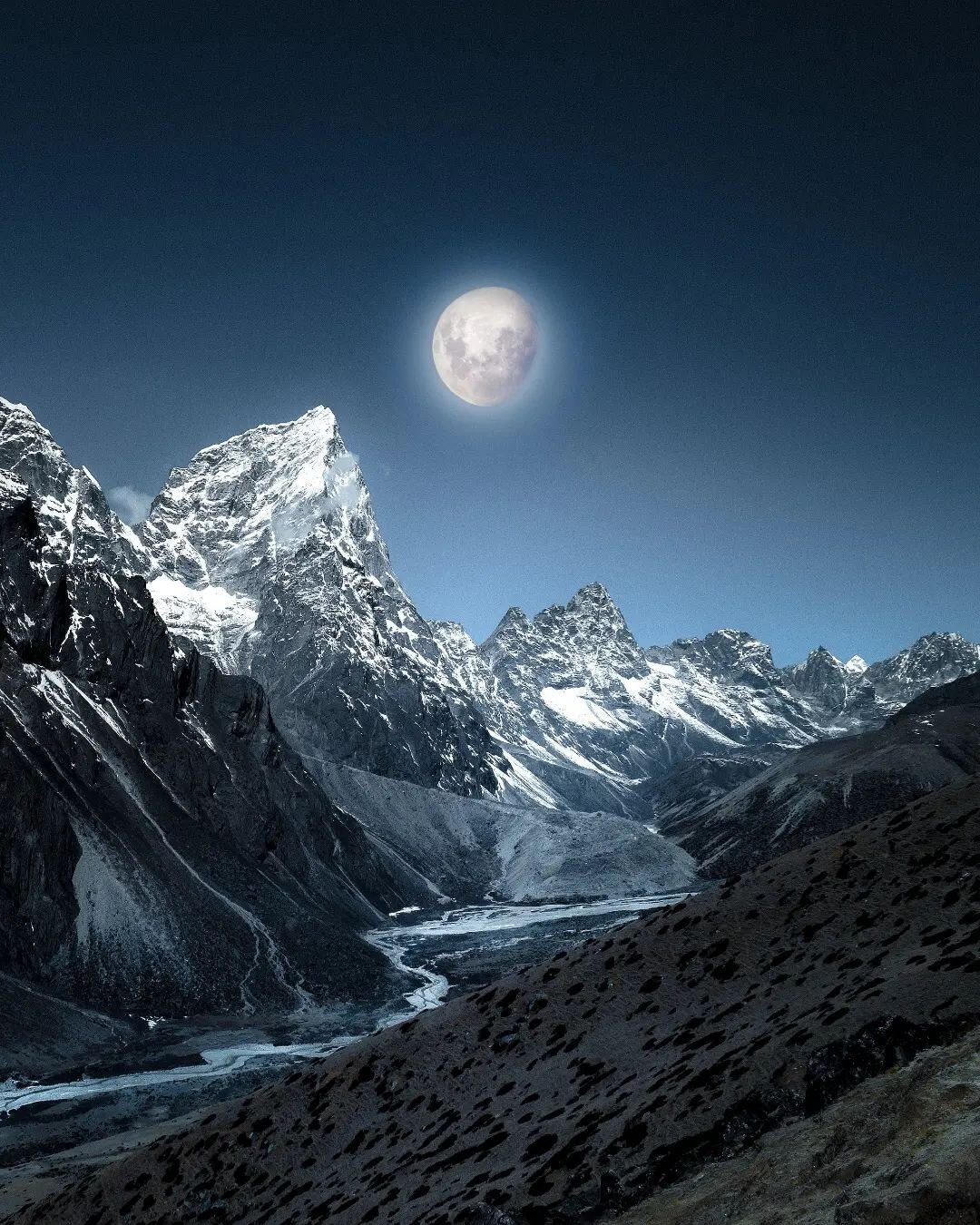 Atarau; moonlight

As day melted into night, the moon rose to illuminate the vast landscape beneath. Stillness washed over me as I stared out into the distance. In the middle of the Himalayas, life felt infinite.

There&rsquo;s a spiritual calling an