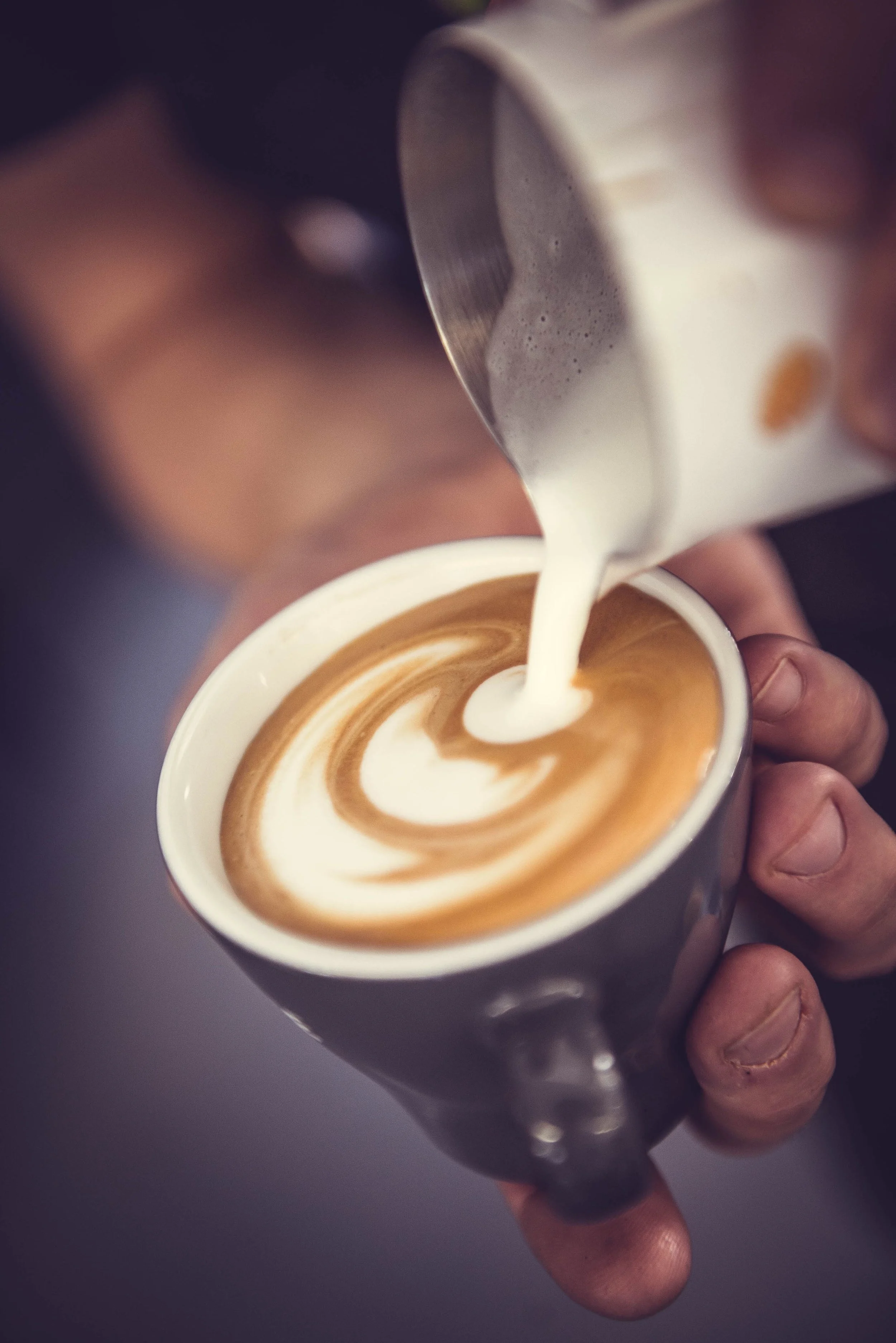 Latte art kurs, milch eingießen