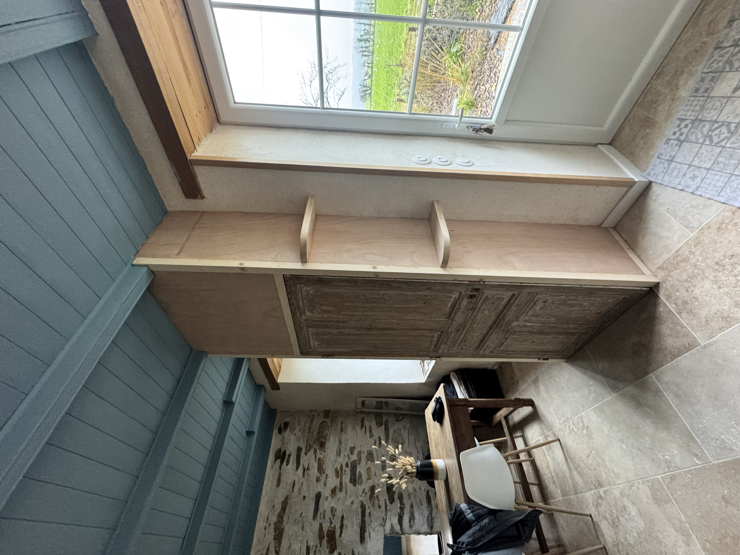 Fabrication d'un placard cache coffre électrique. L'ensemble sera peint en blanc.