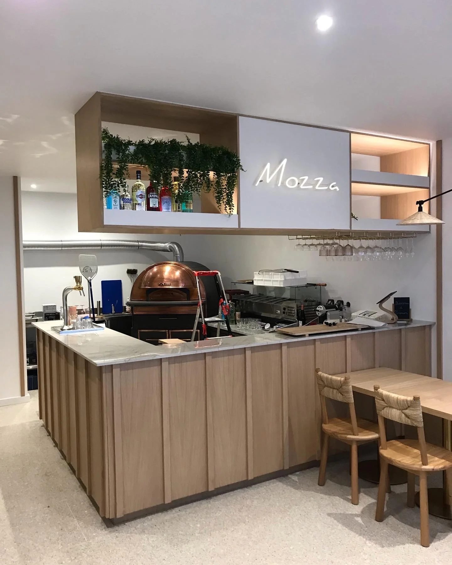 Aménagement d'une pizzeria, fabrication de mobilier en chêne ( bar, table, mange debout, tasseaux muraux).