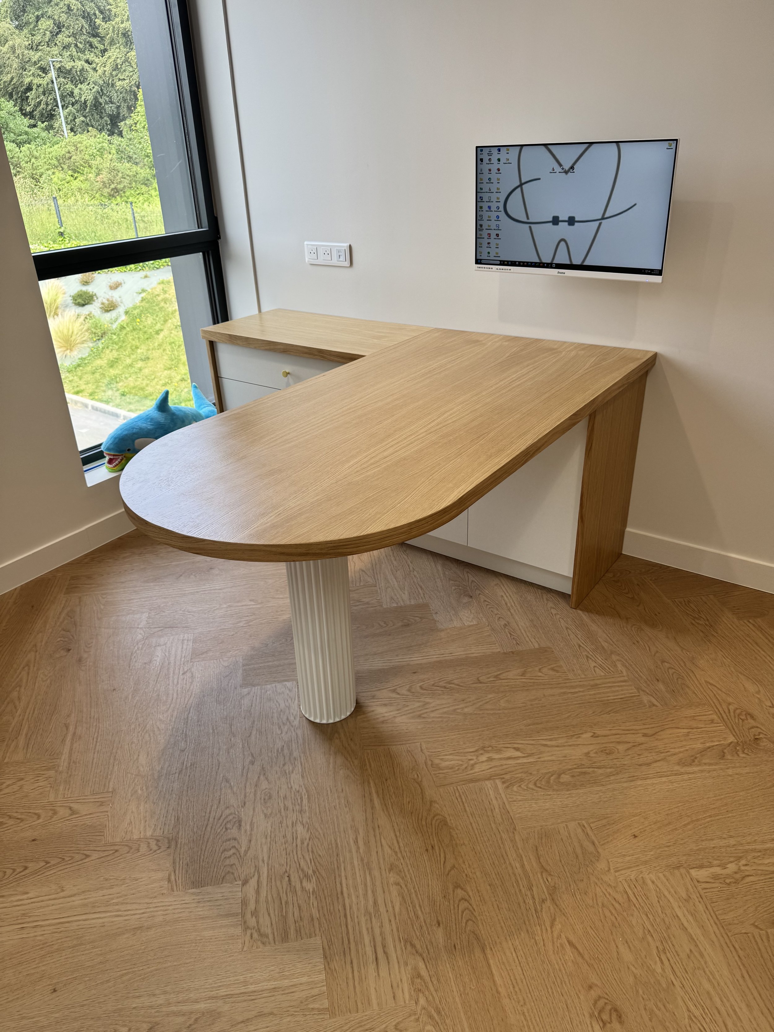 Fabrication et pose d'un bureau pour un cabinet médical.