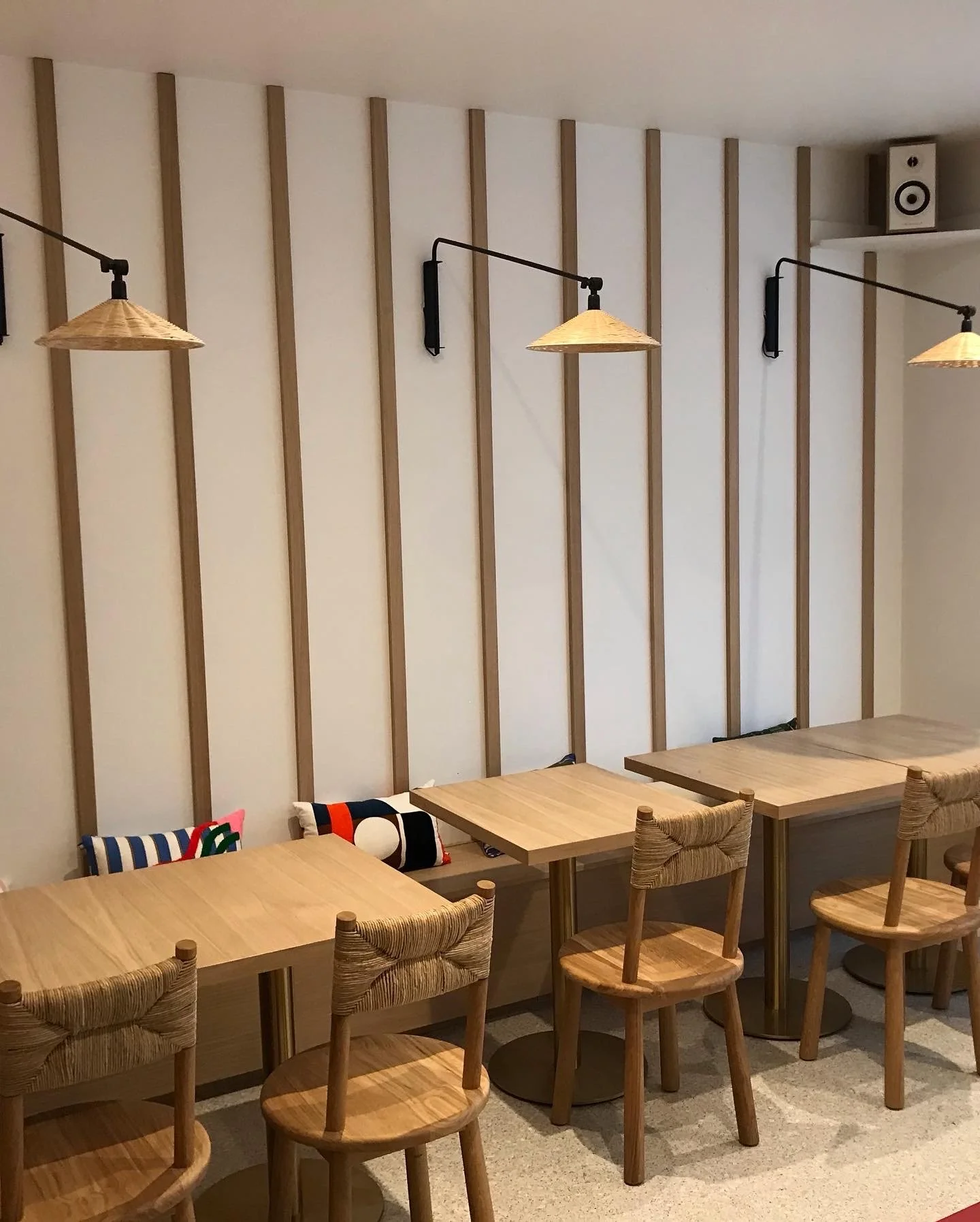 Aménagement d'une pizzeria, fabrication de mobilier en chêne ( bar, table, mange debout, tasseaux muraux).