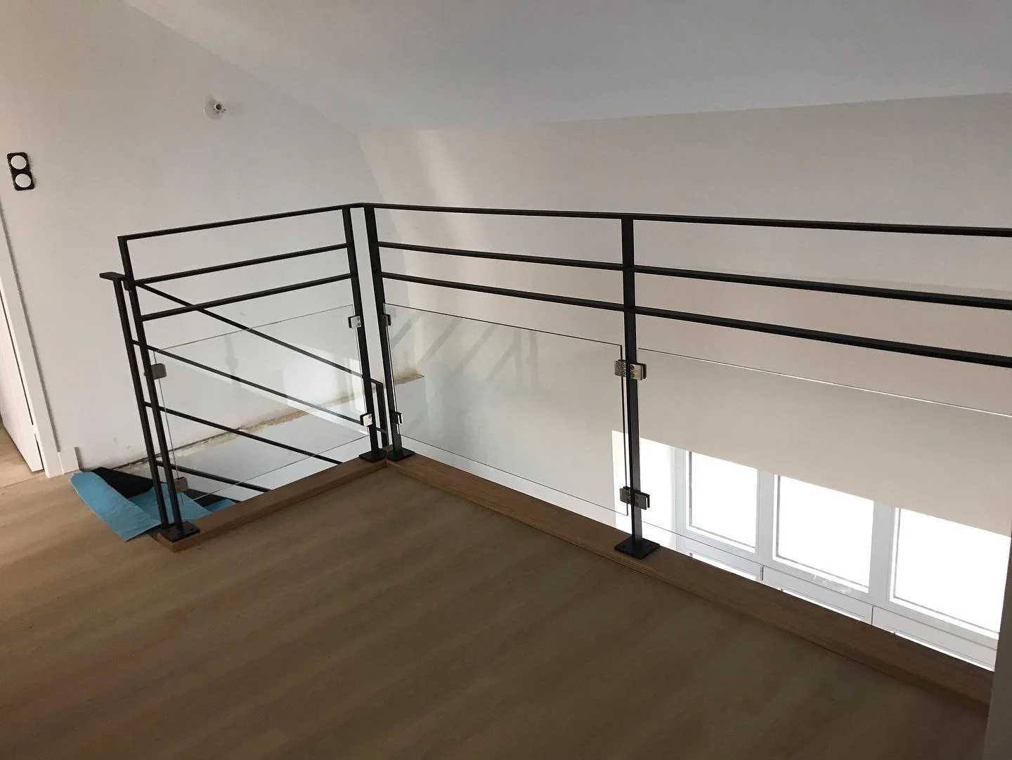 Installation d'un garde-corp métal.