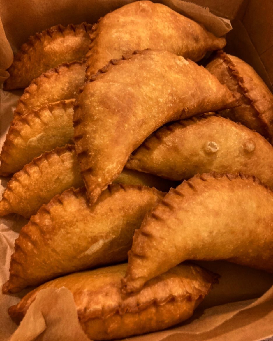 Vi v&aring;gar p&aring;st&aring; att v&aring;ra ost-empanadas tillfredst&auml;ller &auml;ven den kr&auml;snaste sj&auml;len.

Best&auml;llningar &amp; fr&aring;gor via DM 📩 eller via v&aring;r hemsida

#Empanadas #Pirog #Stockholm