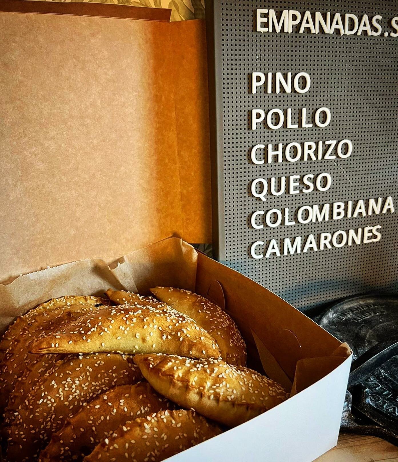 Gjorda med k&auml;rlek och direkt fr&aring;n ugnen 🧡💯🫶

Best&auml;llningar g&ouml;rs via DM 📩 eller hemsidan 🌍

#Empanadas #Piroger #Stockholm