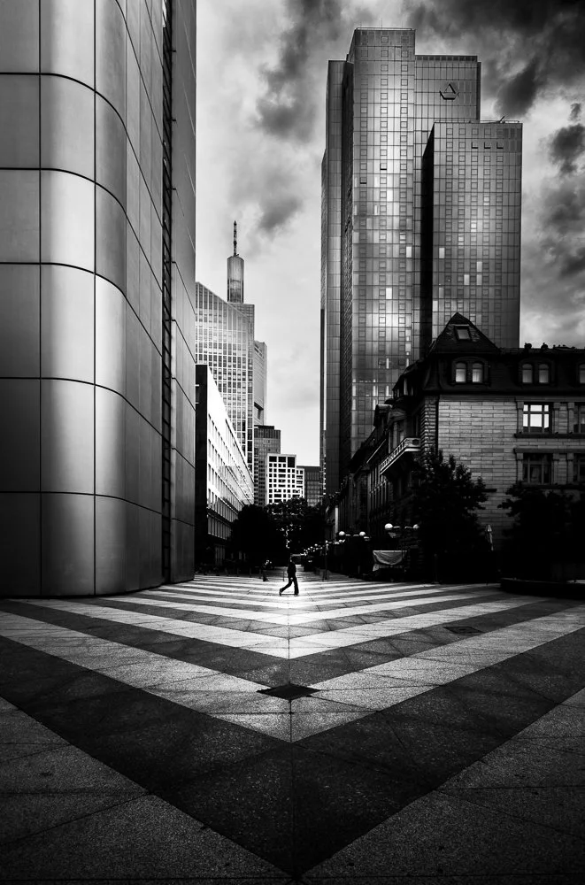 frankfurt pfeile hochhaus mensch 3x2 p3-1-2.jpg