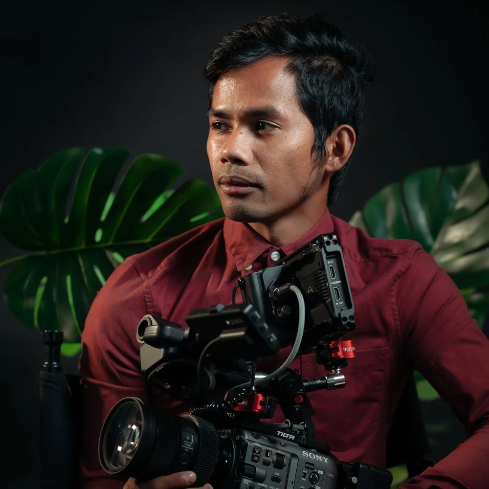 San Francisco wedding videographer Leo Moring poses with a camera.