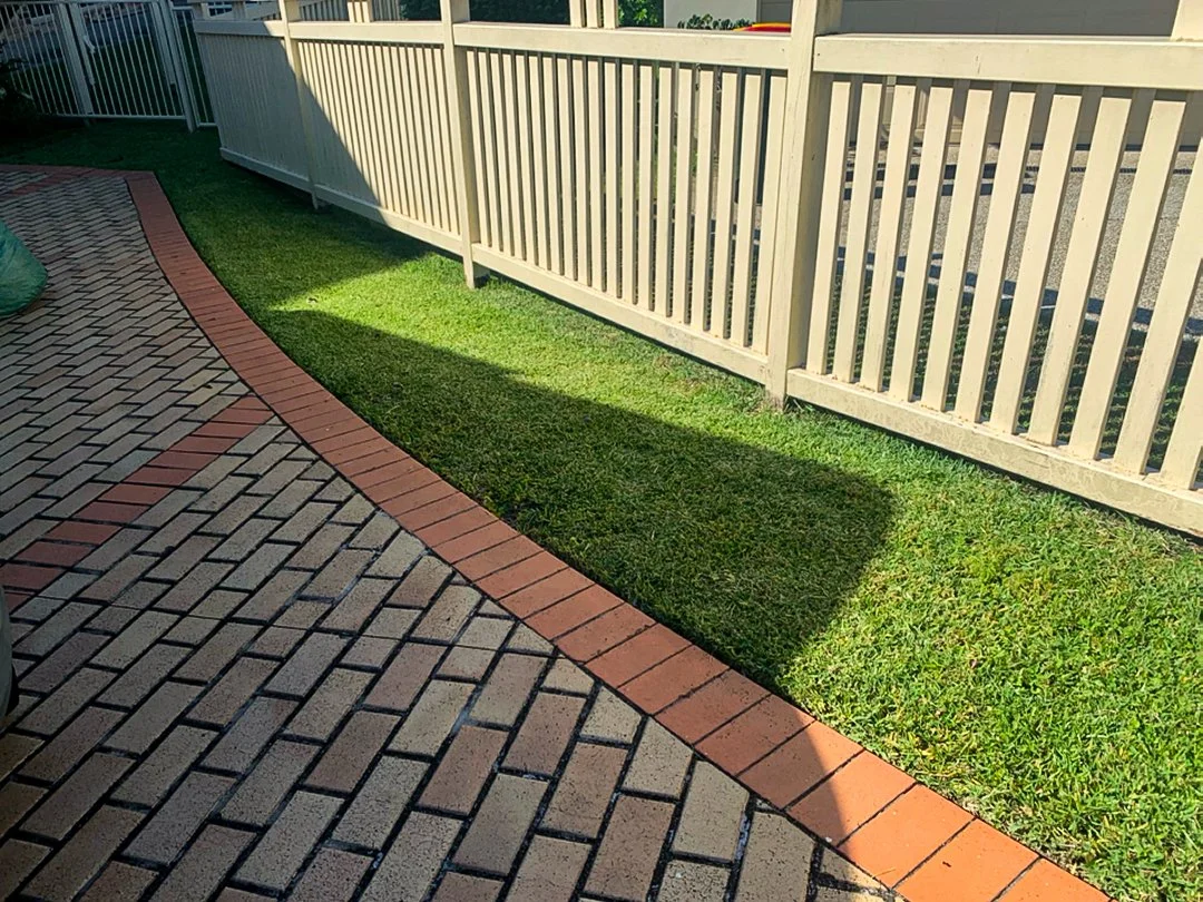 Wavell Heights - The suburb boasts a unique collection of themed street names. For instance, there's a "Canadian cluster" featuring streets like Maple, Ontario, Manitoba, and St Lawrence. Nearby, you'll find a "flower cluster" with streets named Prim