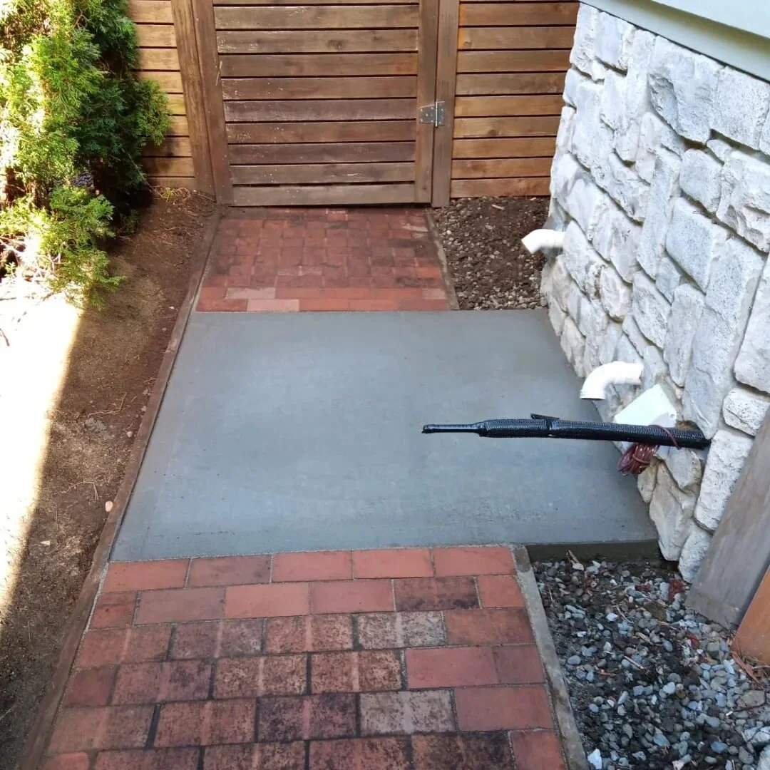 We created a quick concrete pad for an upcoming heat pump installation. We removed the existing brick pavers and formed up a 4&quot; thick pad with 15mm steel reinforcement for many years of trouble fee service
.
.
.
#symmetryprojects #generalcontrac