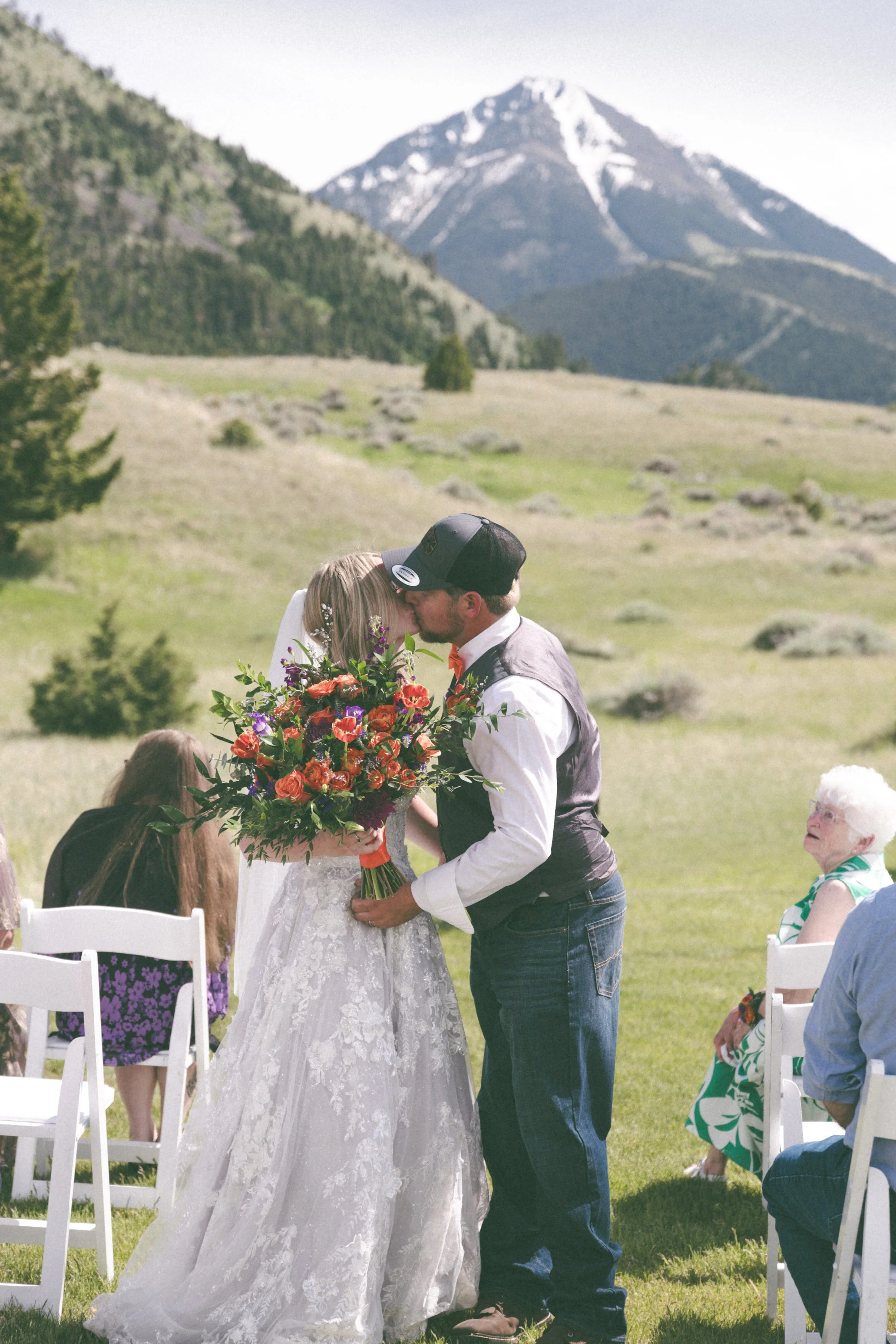 couple kissing at Chico Hot Spring - Capture by Alyssa Johnson Photography