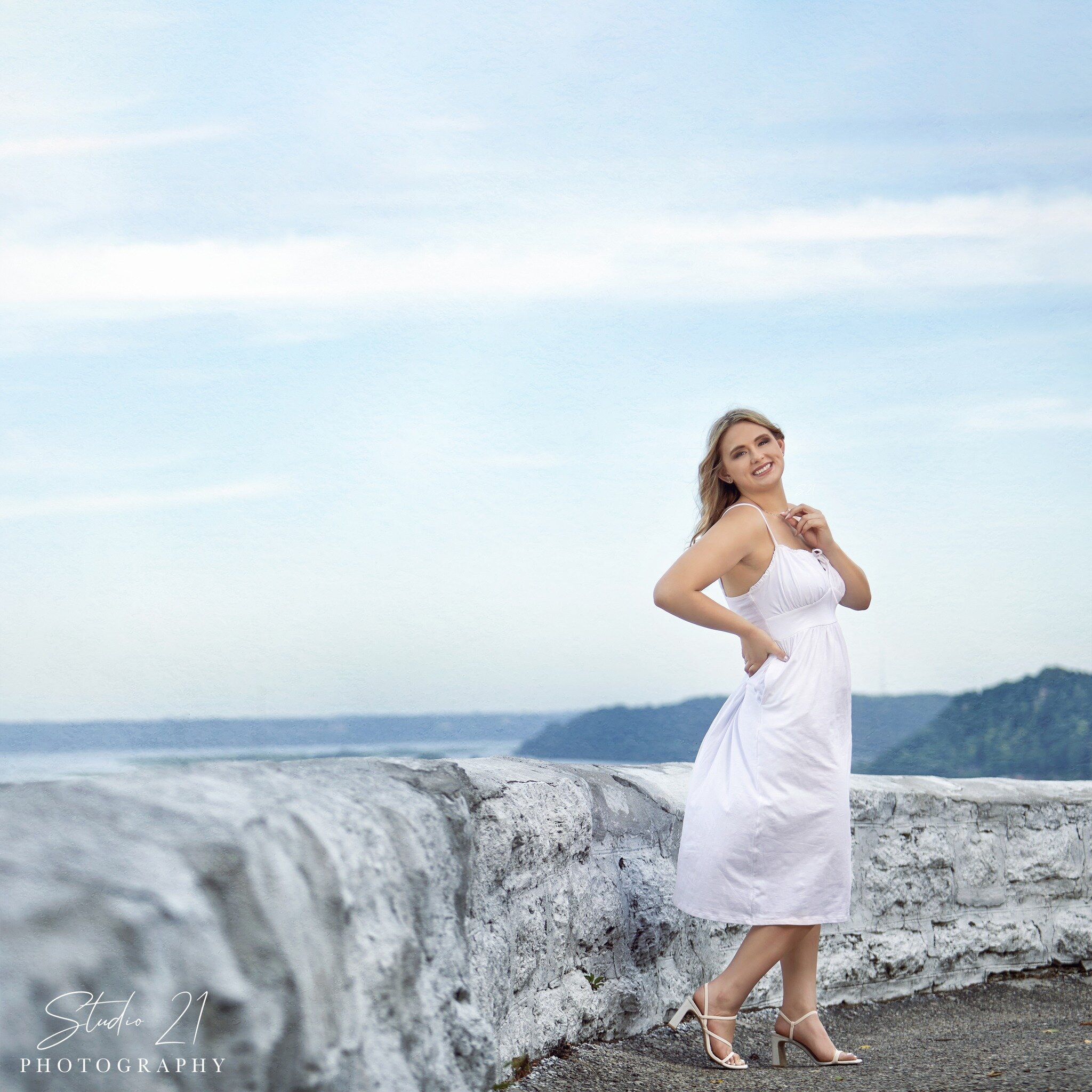 Natalie ✨

#studio21_indee
#independencephotographer
#oelweinphotographer
#waterloophotographer
#cedarfallsphotographer
#cedarrapidsphotograher
#seniorphotographer
#seniorstyleguide
#thevoguesenior
#seniorinspire
#senioryearmagazine
#seniorMUSE