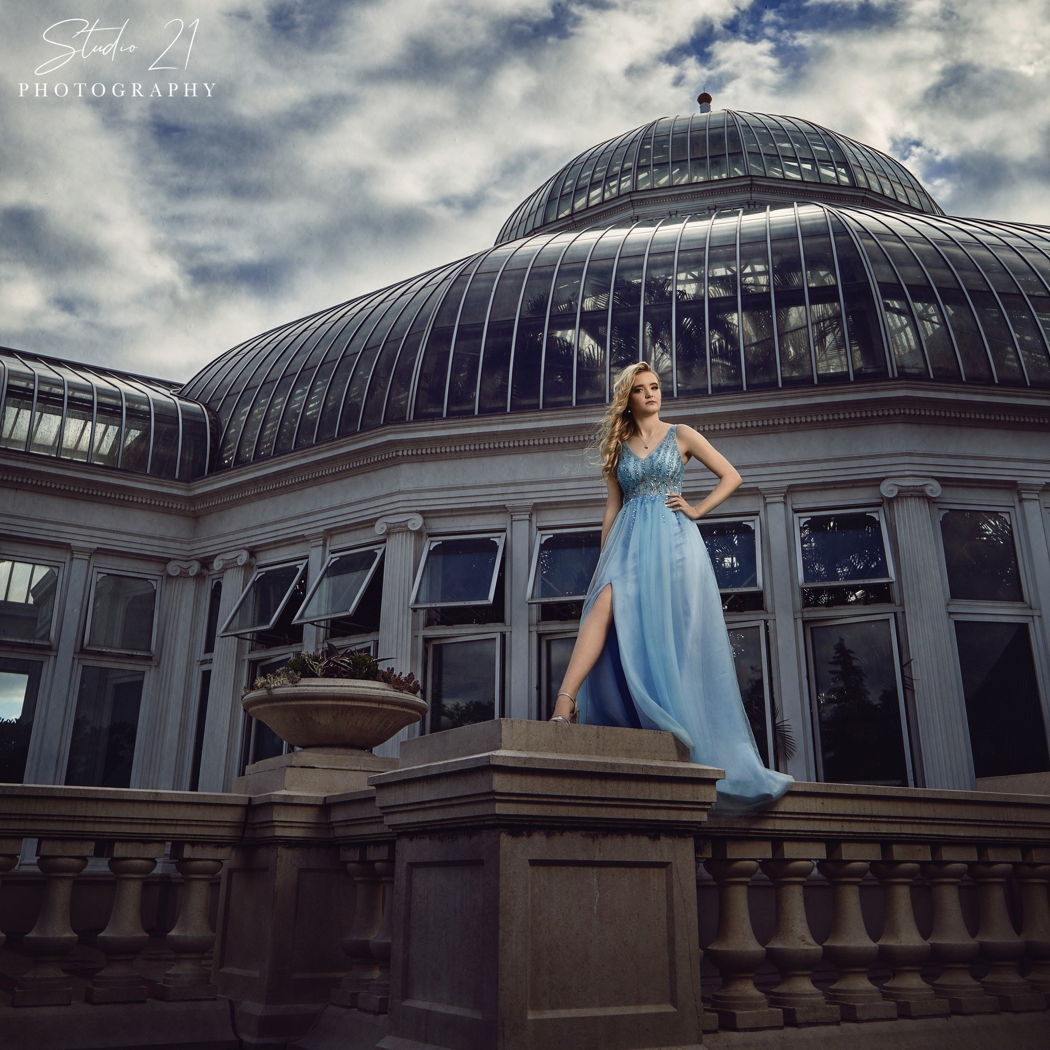 Rylee | Minneapolis ✨ 

S21photo.com/senior-booking

HMUA: Cassandra Wiese | @winkwaxwow
.
.
#seniorportraits #seniorpictures #classof2025 #seniorphotographer
#studio21_indee #independencephotographer #oelweinphotographer #waterloophotographer #cedar