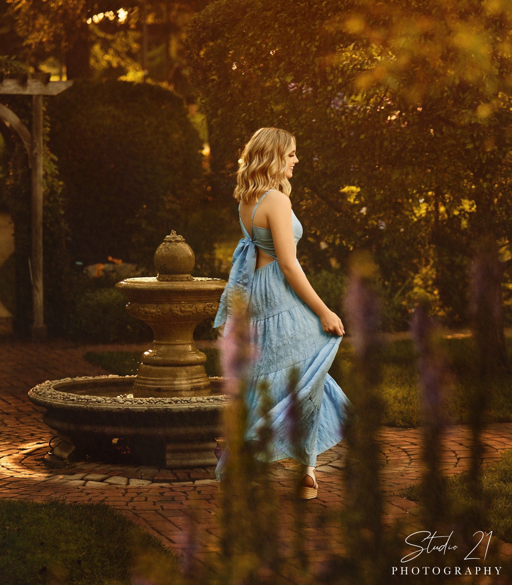 Kieryn ✨

S21photo.com/senior-booking
.
.
HMUA: Cassandra Wiese | @winkwaxwow 

#seniorportraits #seniorpictures #classof2025 #seniorphotographer
#studio21_indee #independencephotographer #oelweinphotographer #waterloophotographer #cedarfallsphotogra