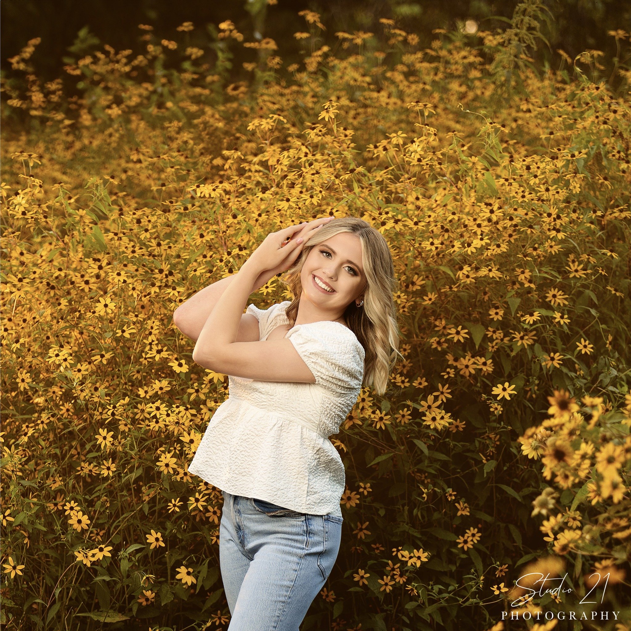 Kieryn 🌼

S21photo.com/senior-booking
.
.
HMUA: Cassandra Wiese | @winkwaxwow 

#seniorportraits #seniorpictures #classof2025 #seniorphotographer
#studio21_indee #independencephotographer #oelweinphotographer #waterloophotographer #cedarfallsphotogr