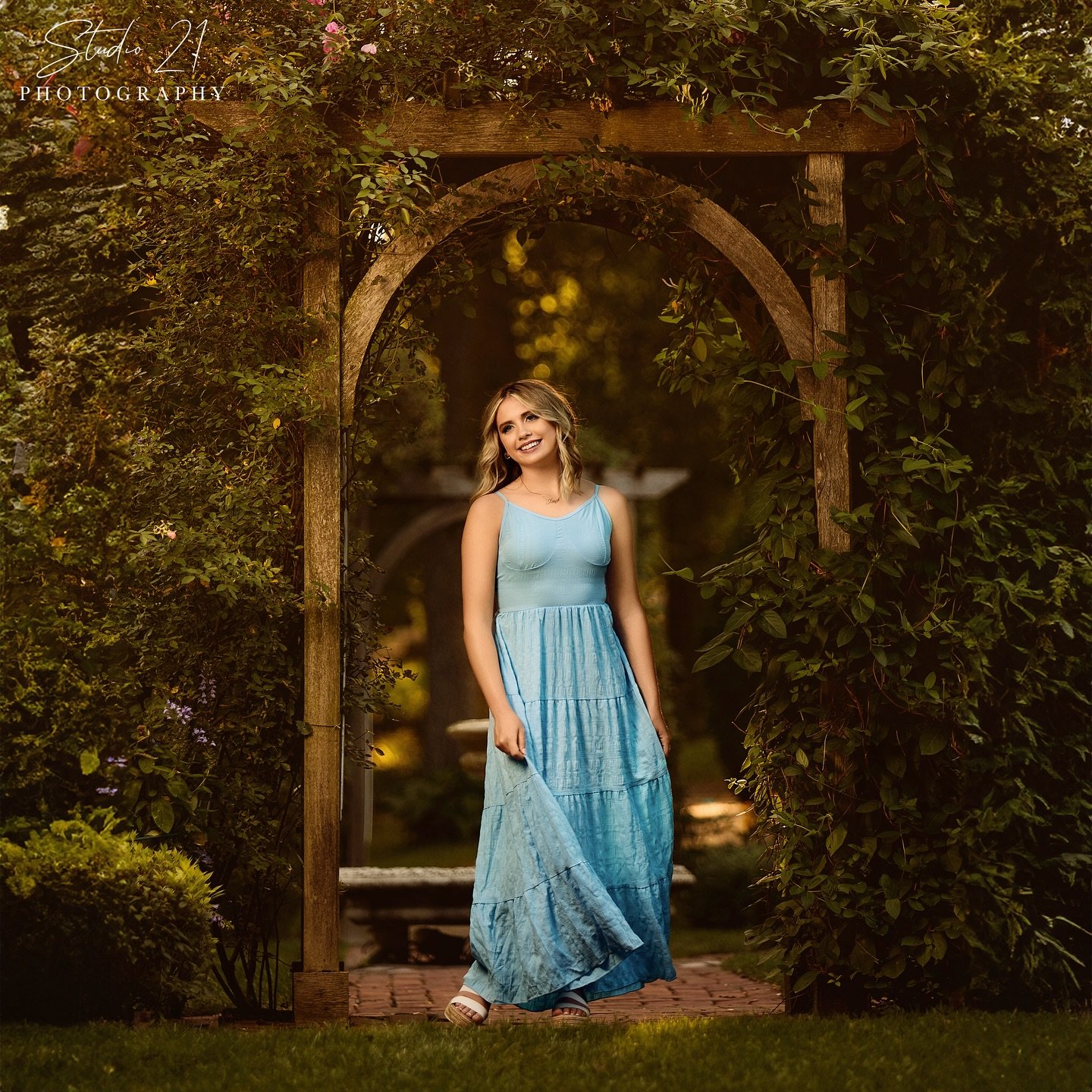 Kieryn | English Garden, Dubuque 🌺

🚨ONLY 4 DAYS LEFT🚨 to save up to $234, Get Double the Digitals, + a Complimentary Fall Family Mini. Go to S21photo.com/deals to book now before they&rsquo;re gone.
.
.
#seniorsunday #seniorportraits #seniorpictu