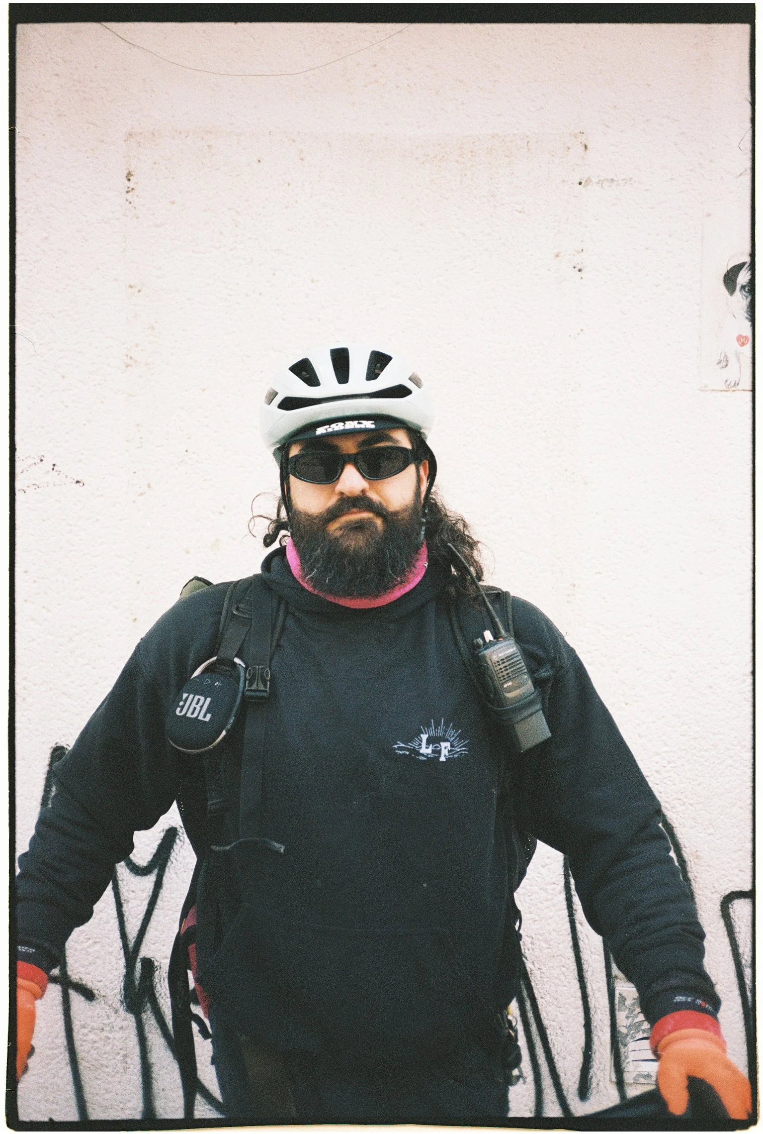 WIE DER HASE LÄUFT: A look into the life of Albert, a bike messenger from Dusseldorf. The film is now touring with Bike Film Tour 2026. 