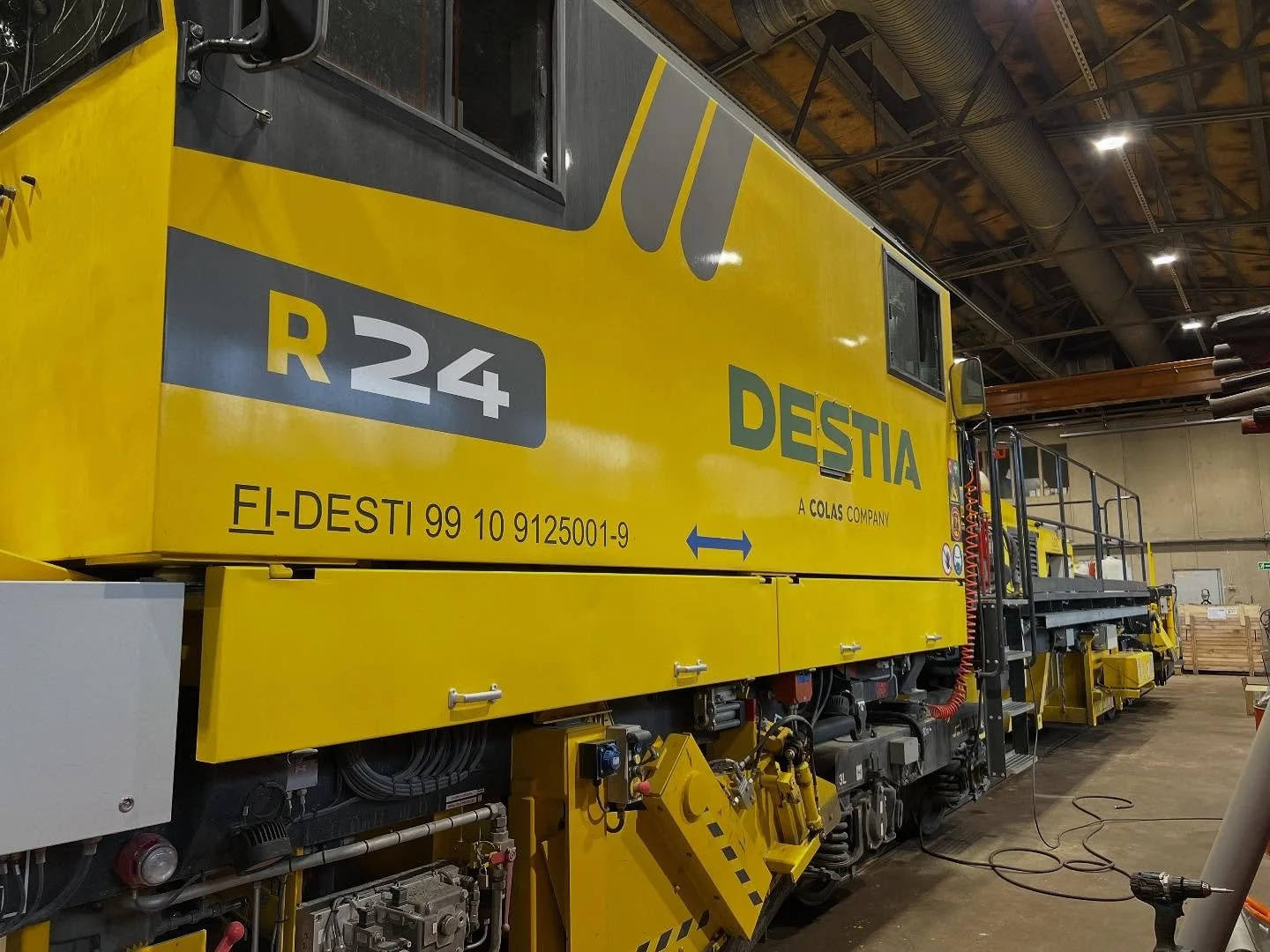 Toissa viikkolla oltiin korjaamassa @destia_oy uuden R24 sepeliharjan maalipintaa. Toimituksen yhteydess&auml; oli nostovaiheessa ketjut ottaneet ohjaamon sein&auml;&auml;n kiinni tehden isot painaumat ja rikkoen lasit. 
Mutta ei se mit&auml;&auml;n,