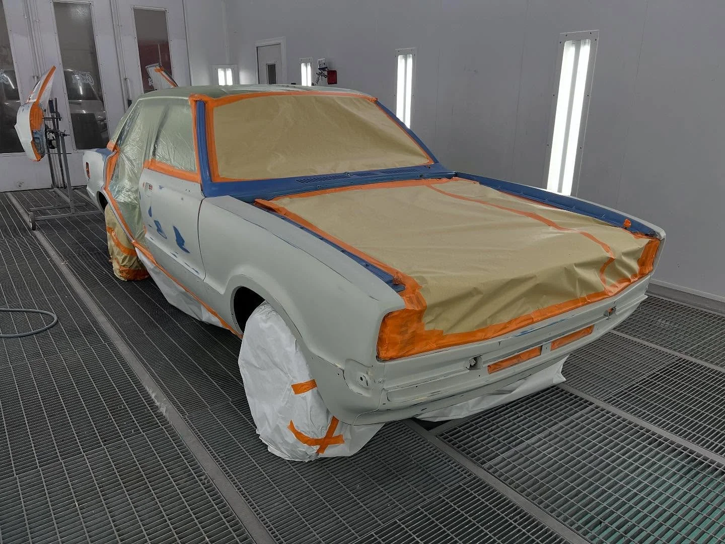 1977 Ford Taunus sai t&auml;n&auml;&auml;n uudet pinnat p&auml;&auml;llens&auml; 😍

Kelpaa taas kruisailla kohti auringonlaskua, kun v&auml;rikin on nimelt&auml;&auml;n Miami Blue 😎

#ford #fordtaunus #kouvolast #kouvolastan&auml;it&auml;saa #autom