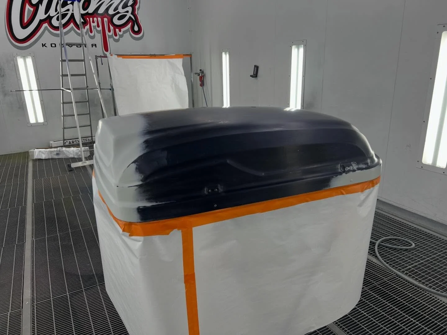 Suksiboksinkin voi maalata auton kanssa s&auml;vy s&auml;vyyn 👌🏻 t&auml;m&auml; miniboksi menee fiat 500 katolle, tuli aika hauska. Odotellaan omistajalta kuvia asennettuna jossakin vaiheessa 🤌🏻☺️

#travelpack #fiat500