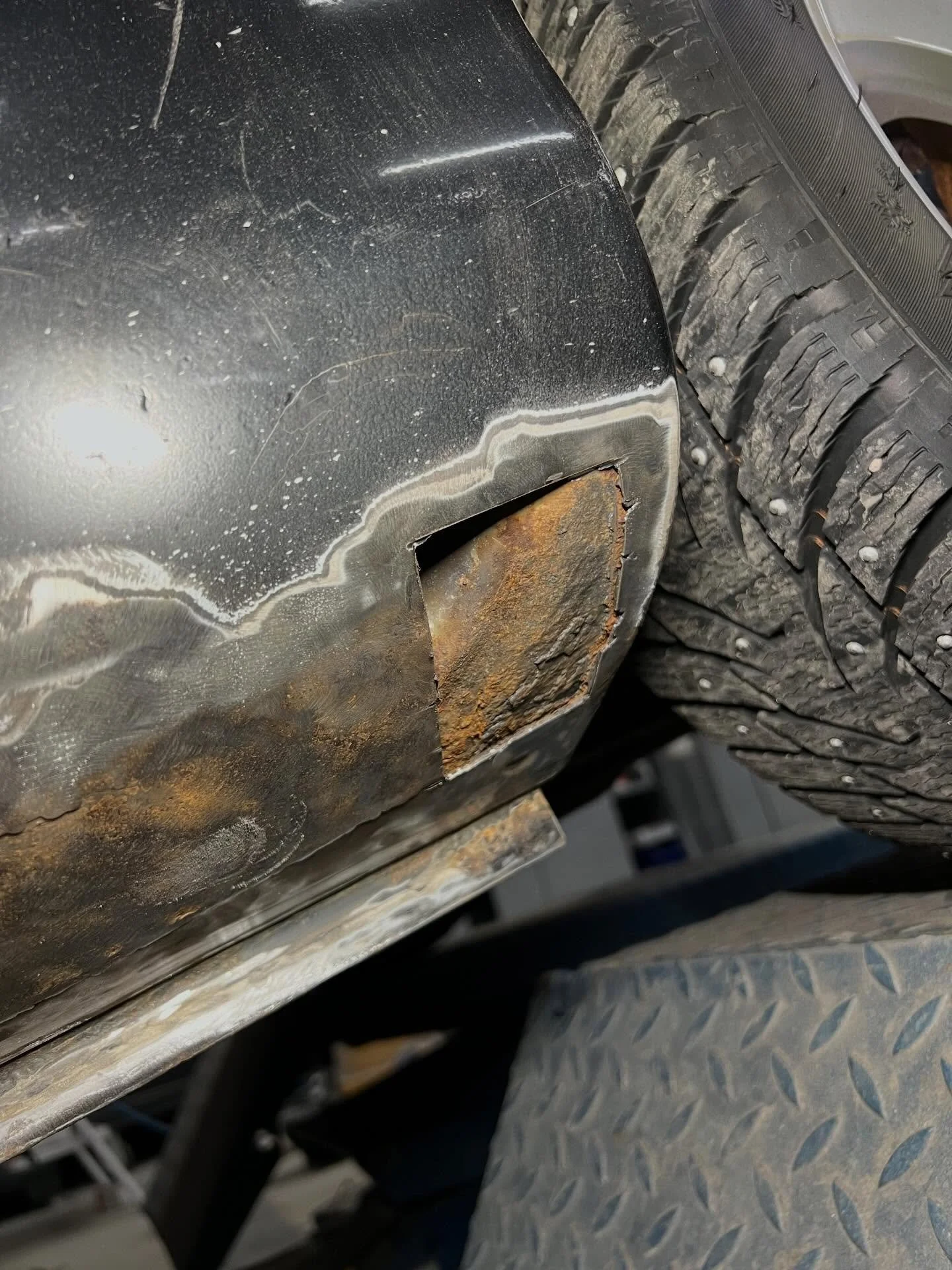 mazda Miatan helmoihin oli ruoste hy&ouml;k&auml;nnyt aika voimakkaasti kiiinni. Hiekkapuhallusta ja uutta pelti&auml; kehiin, niin matka jatkuu taas vuosia eteenp&auml;in. Unohtamatta hyv&auml;&auml; ruostesuojausta koteloiden sis&auml;lle 👌🏻

#ma