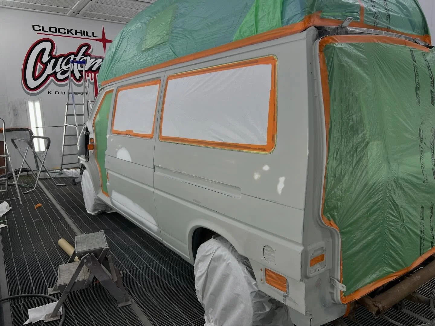 Pitk&auml;aikais prokkis otti alkuvuodesta valtavan loikkauksen eteenp&auml;in. Nyt on edess&auml; paljon kasailua ja huoltoa ja sitten t&auml;m&auml; p&auml;&auml;see taas tien p&auml;&auml;lle takaisin ❤️

#volkswagen #transportert4 #transportercal