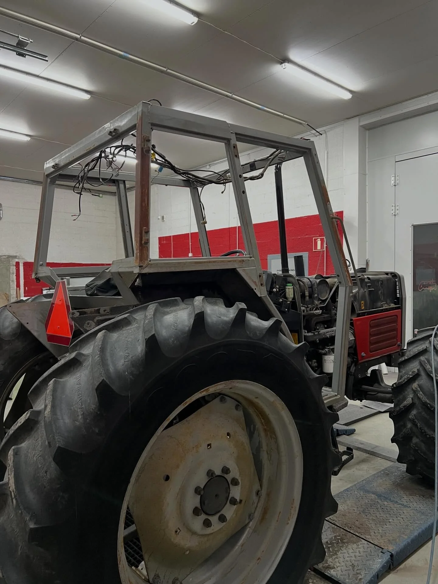 Massikan nuppi sai uutta v&auml;ri&auml; ylleen. Taas kelpaa lumihommiin l&auml;hte&auml; 😎

#traktor #masseyferguson #silver #paintboothlife #kouvolast