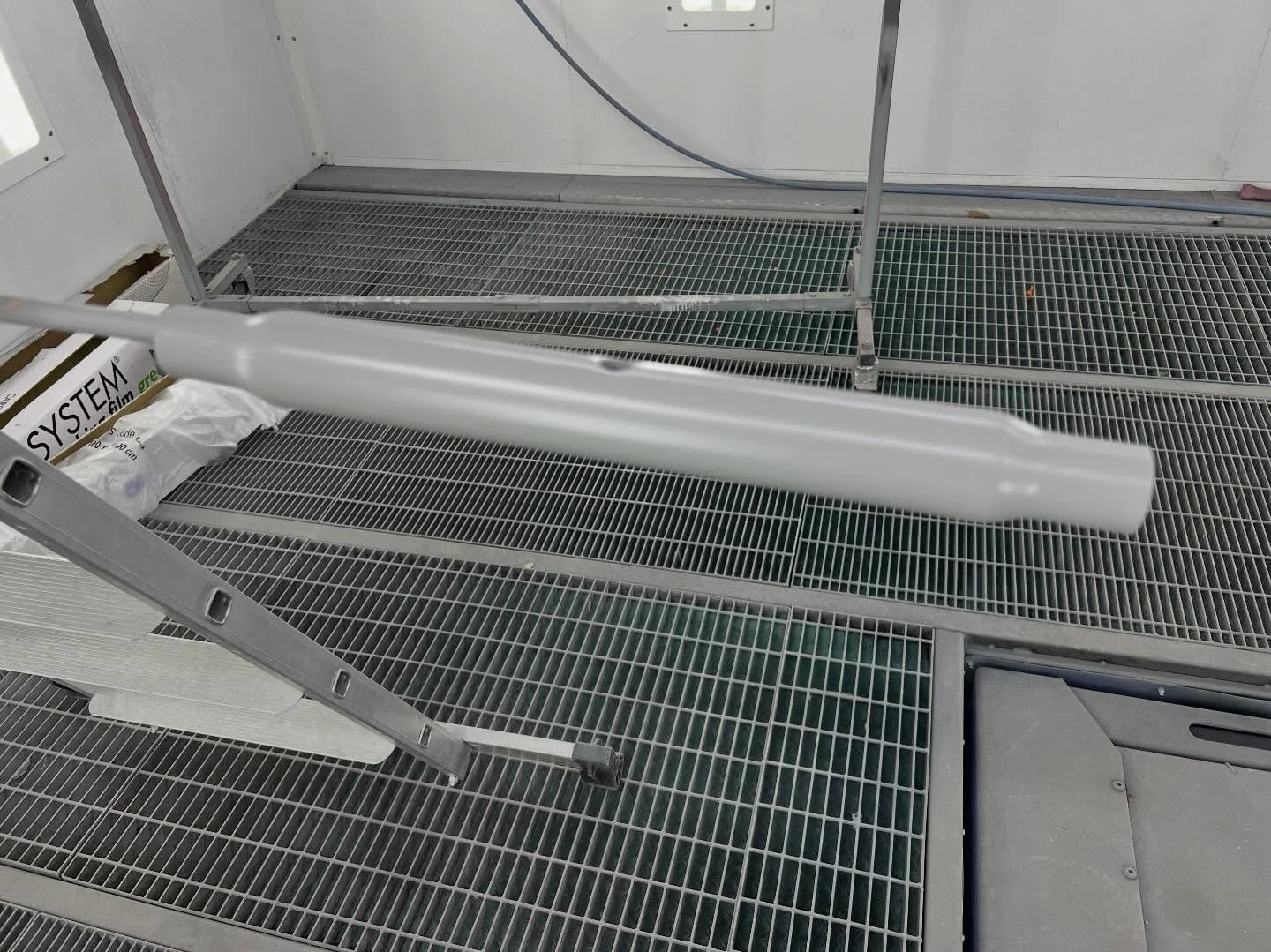 Vanhemman Ford traktorin ty&ouml;valo ja ty&ouml;nt&ouml;varsi pinnoitettiin uudella v&auml;rill&auml; punaisesta siniseksi 💪🏻😎 l&auml;ht&ouml;tilanteesta tosin unohtui napata kuva, kun innoissani jo testailin uuden maalinpoistoaineen tehoja ja va