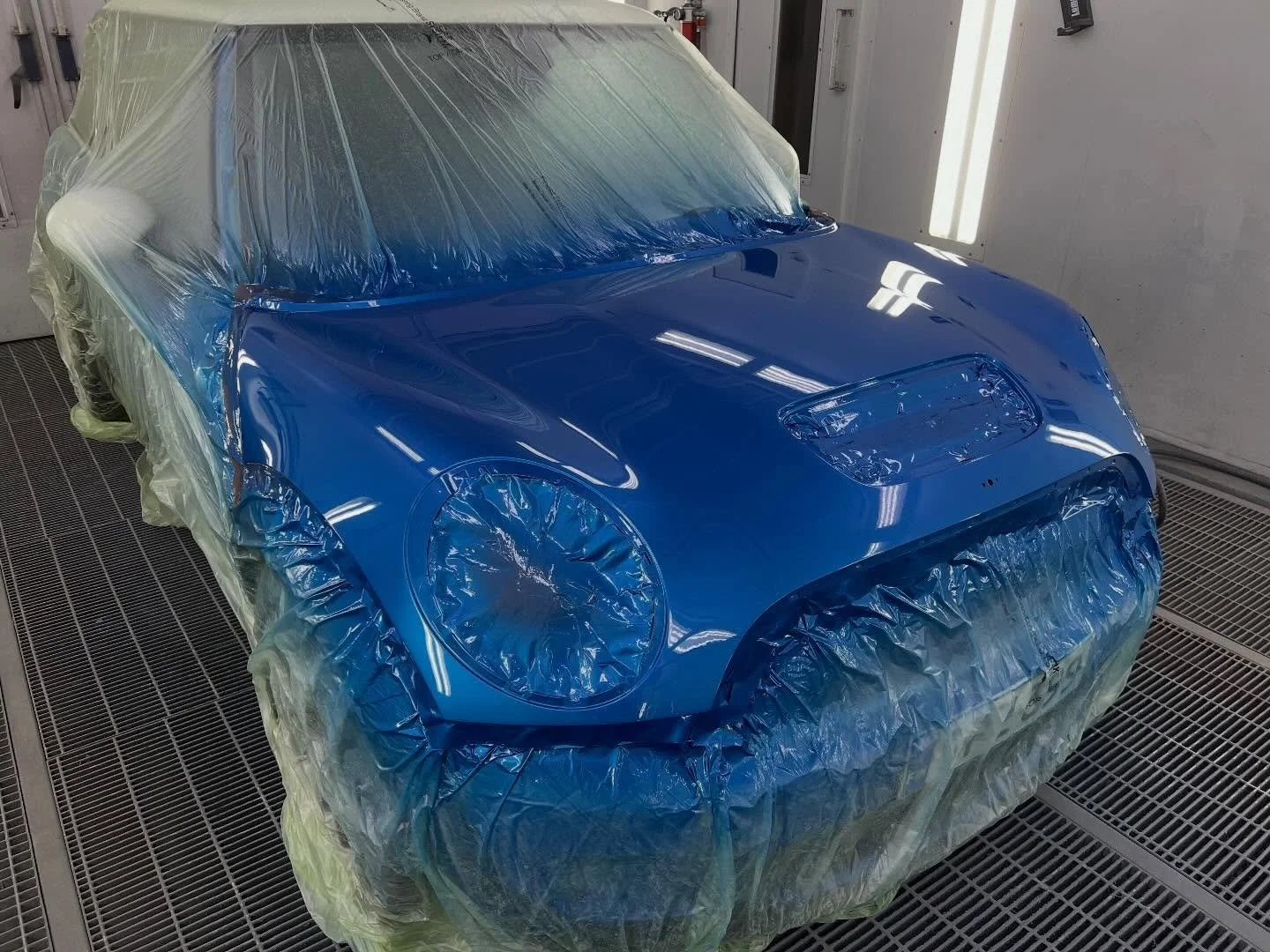 Minist&auml; kiveniskut pois konepellist&auml; ja pienet alkavat ruosteet taiottiin kadoksiin iskaritorneista ja takaluukun v&auml;list&auml; 🤌🏻😎 kyl taas kelpaa kurvailla ku Mr. Bean konsanaan 😁

#minicooper #england #blue #rustrepair #paintboot