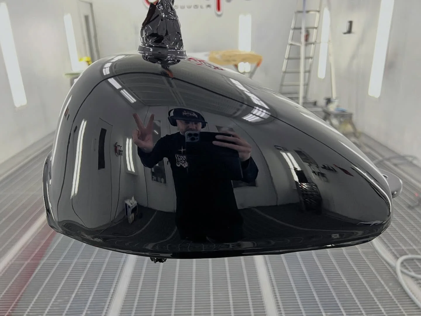 Kev&auml;t on pitk&auml;ll&auml; ja sen huomaa siit&auml; ett&auml; mopoja ja pr&auml;tki&auml; maalataan kovaa vauhtia. Viime viikolla nyk&auml;stiin Kiinan mallin &rdquo;Honda Monkey&rdquo; mustaksi. L&ouml;yt&auml;&auml;k&ouml; lie parkkikselta to