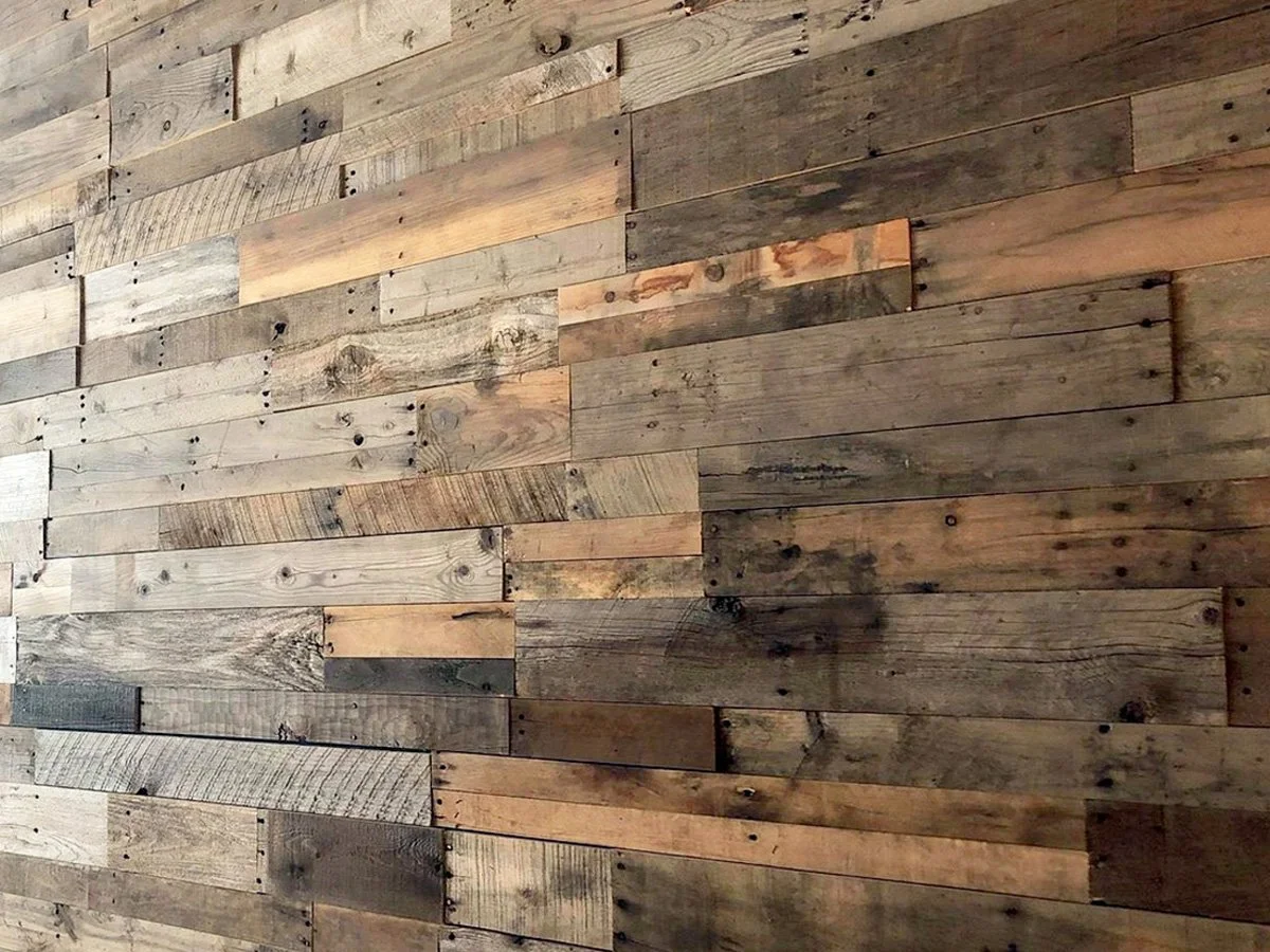 Pallet wall from upcycled materials ...