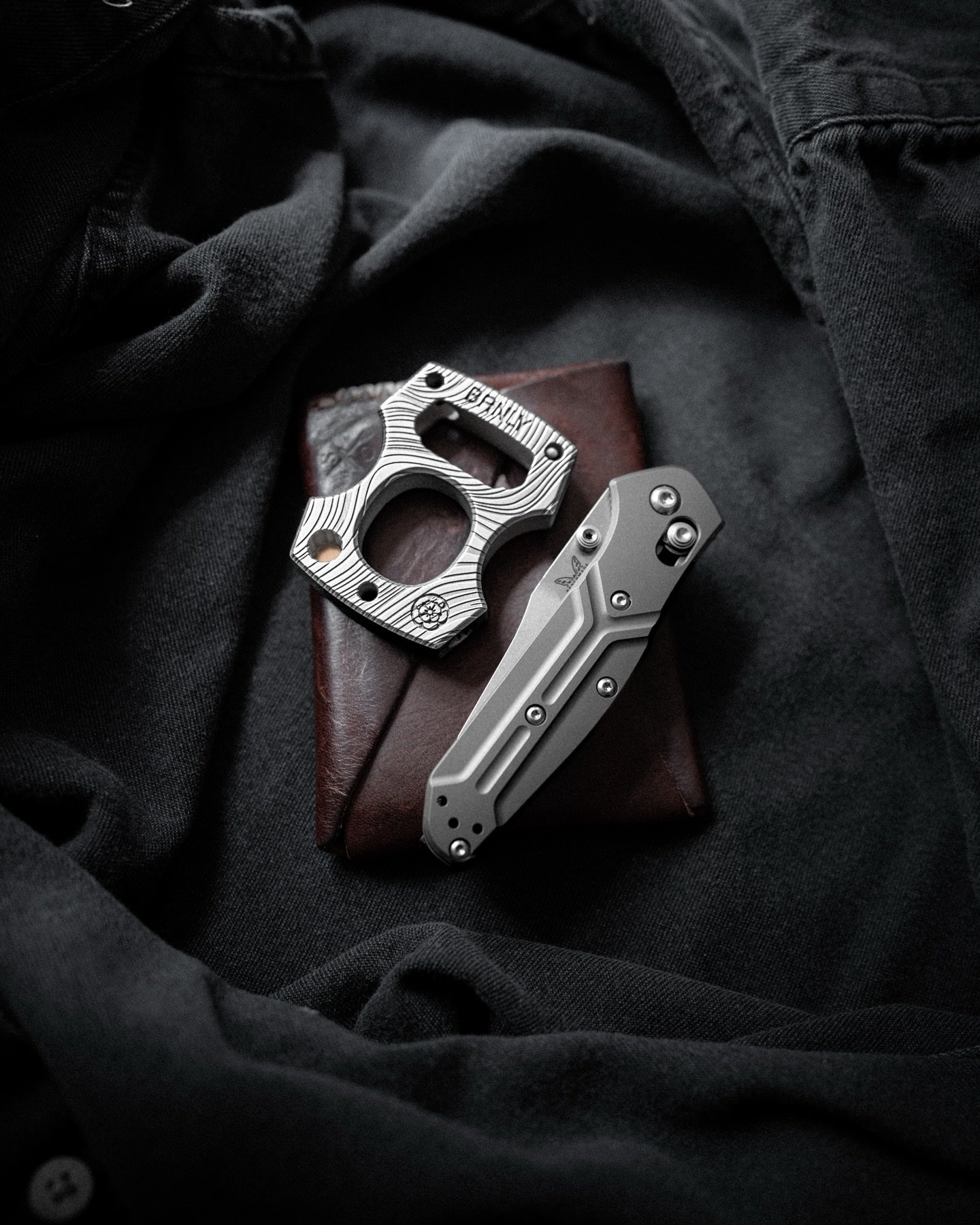 This is the way!
.
What a great an fitting carry. 
My custom mini Osborne by @benchmadeknifecompany and a Beskar Cypop by @brnly_brand / @burnleyknives 
.
The details are the way!
&hellip;
..
.
#edc #everydaycarry #benchmadeknives #benchmade #brnlybr