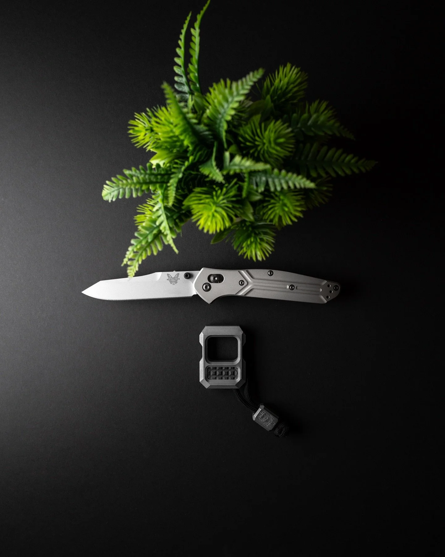 Sometimes the mission is simple, make it match. 
.
I had my eyes on an Osborne that would vibe perfectly with my @starkogear 8bit and thanks to the choices out there at @benchmadeknifecompany it turned out easier than I thought. 
.
Titanium with that