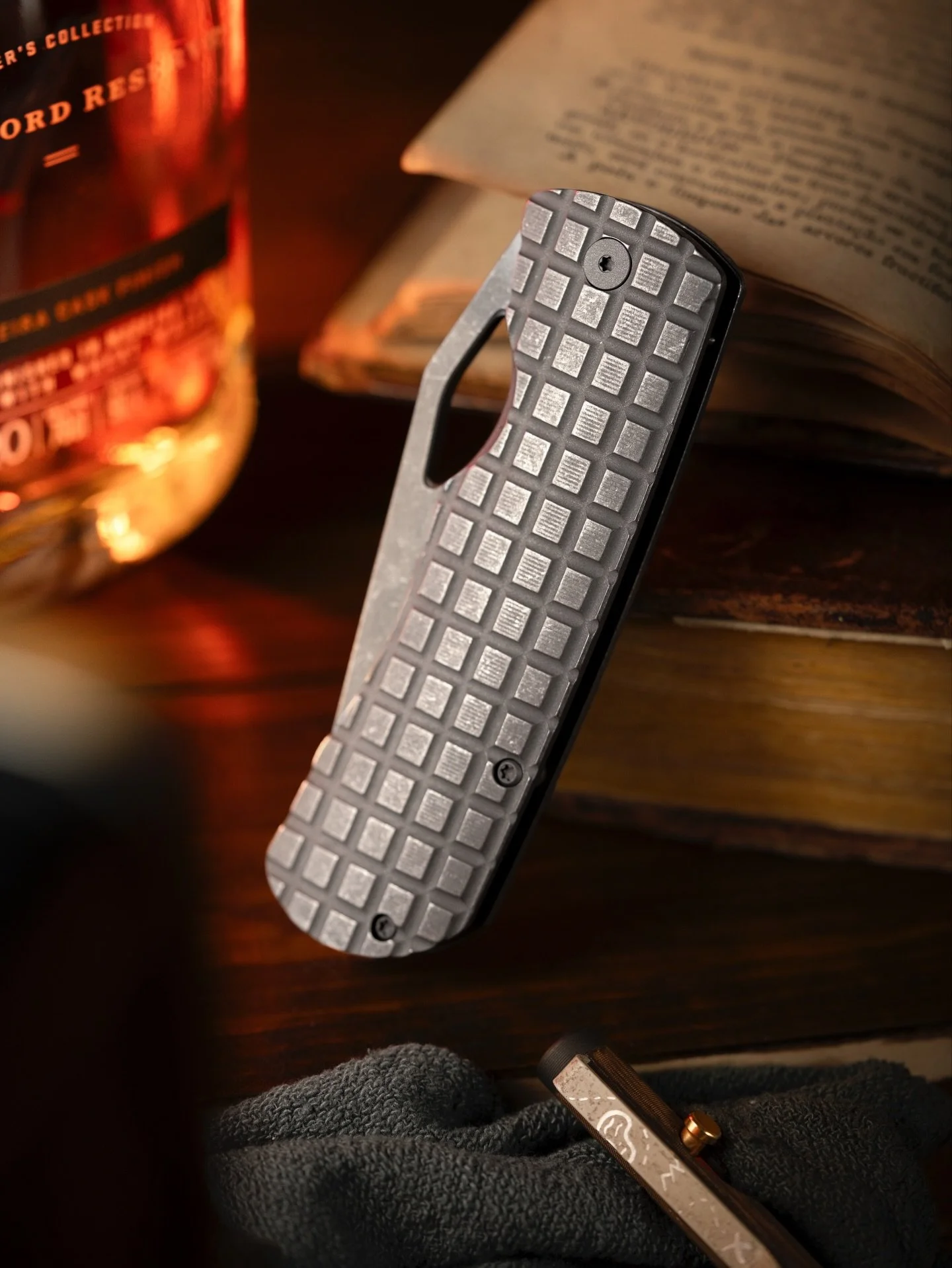 What would a Knafreak say about a Fragilisious Dixon?
.
Solid full grip and opens like a threat you don&rsquo;t have to voice.
Closes like the conversation&rsquo;s already over.
This Dixon probably wouldn&rsquo;t knock. It just walks in and the room 