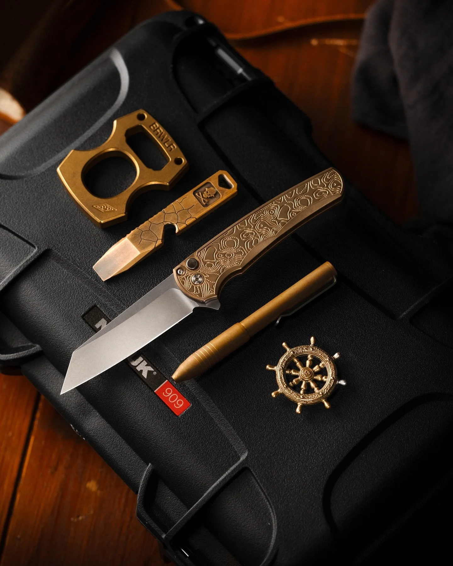 Hope everyone is having a great week so far. 
.
It does not happen often that I post a brass carry.
Today felt right, simple as that. Hope everyone is enjoying my Gol D. Roger carry ✌🏼😊
&hellip;
..
.
#edc #edcgear #everydaycarry #carrycommission #d