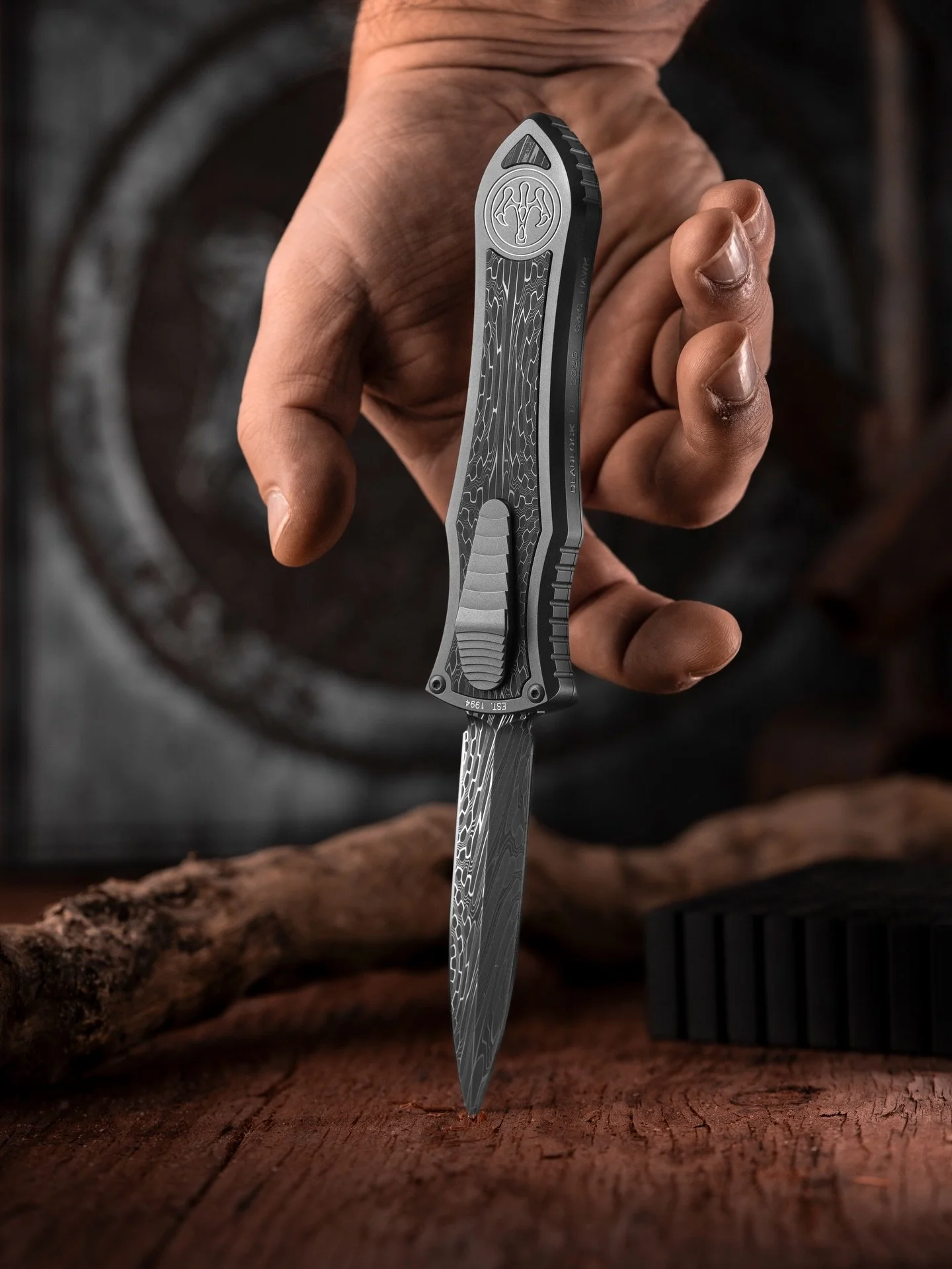 Some pieces stay with you even when they never end up in your own collection. This was one of those moments.

During my last trip to Idaho I had the chance to spend time at the @hawkknives headquarters and put my camera in front of work that genuinel