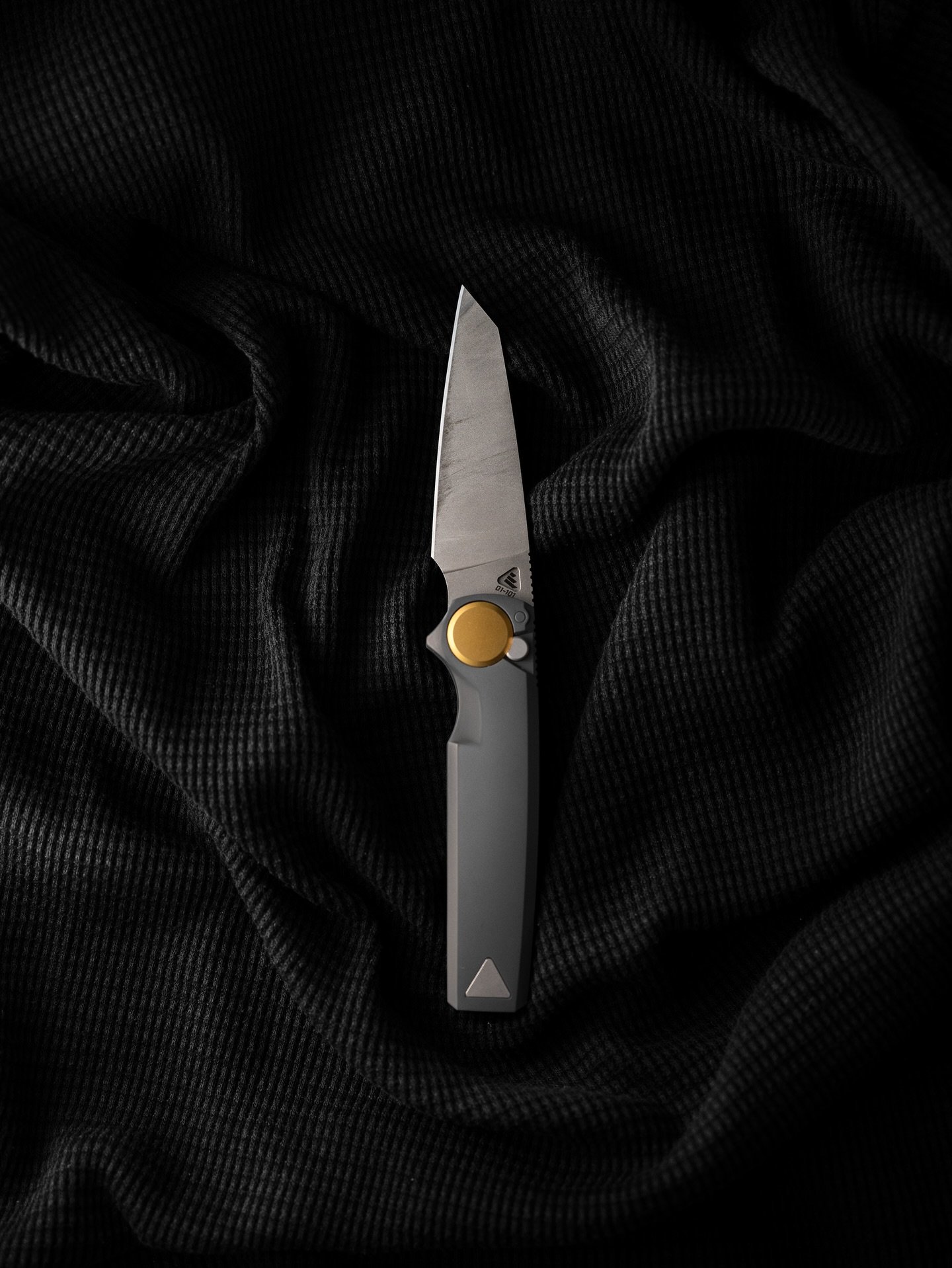 Some days a product photo feels too clean.
.
I had the RMX by @worksharpknives on the table, dialed in the light, took the first shot and immediately stopped (3rd image). Technically fine. Sharp. Balanced. But still felt wrong. 
Something was missing