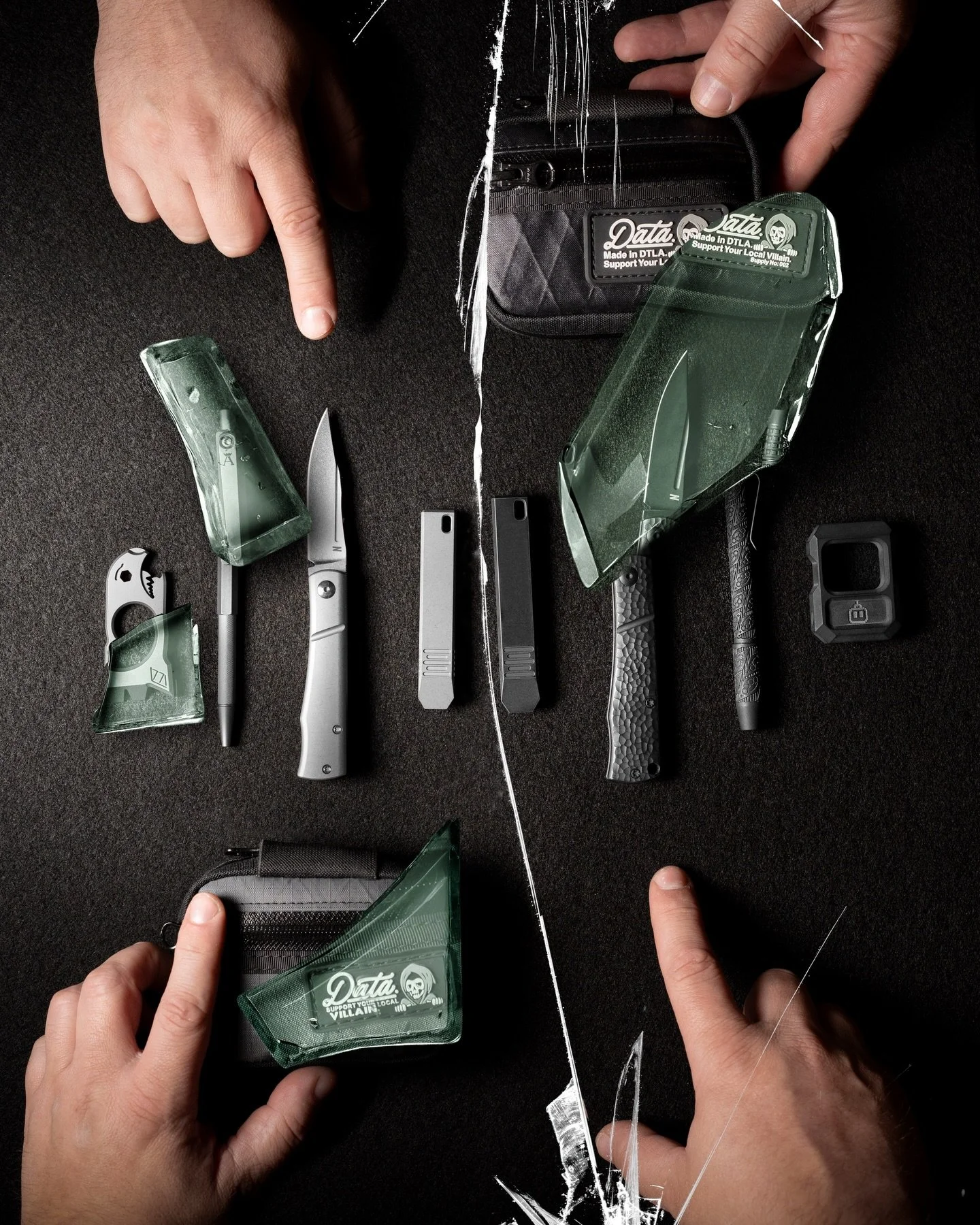 Funny how a simple color shift can change the whole mood of a carry without touching the function. After picking up the new Dirty Deeds Prybar by NotoriousEDC, this black and grey shot started floating in my head. 
.
If you had to pick one, which way