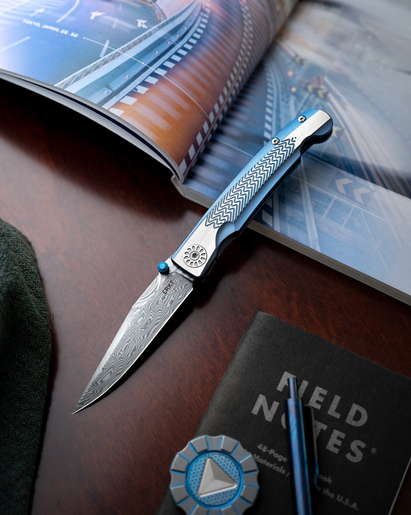 Classy Monday.

Hope everyone has a great start into the week. 

Who else here is already starting to count the days for Blade Show Atlanta 🤘🏼😄
&hellip;
..
.
#edc #crkt #edcgear #dailycarry #everydaycarry