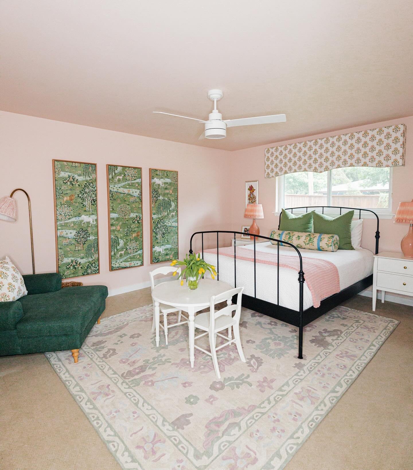 Happy Thursday!!! More shots of this sweet girls room complete with a chaise for cozy reading time! 🥰🩷