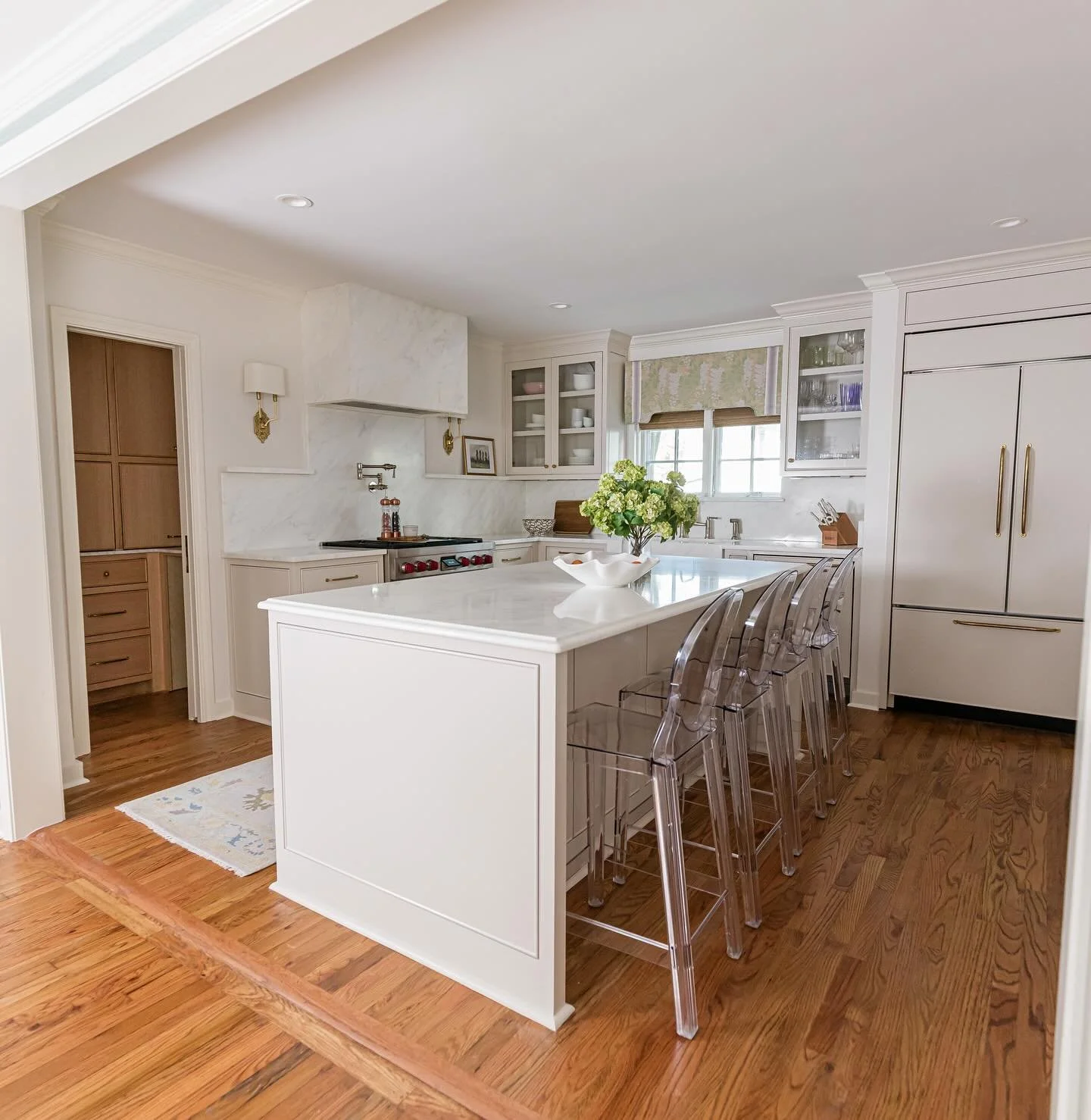 Took away the entrance from the front of the house on this kitchen remodel in Dallas to make way for a full pantry with gorgeous white oak cabinets. But the star of the show might be the marble vent hood! 🌟