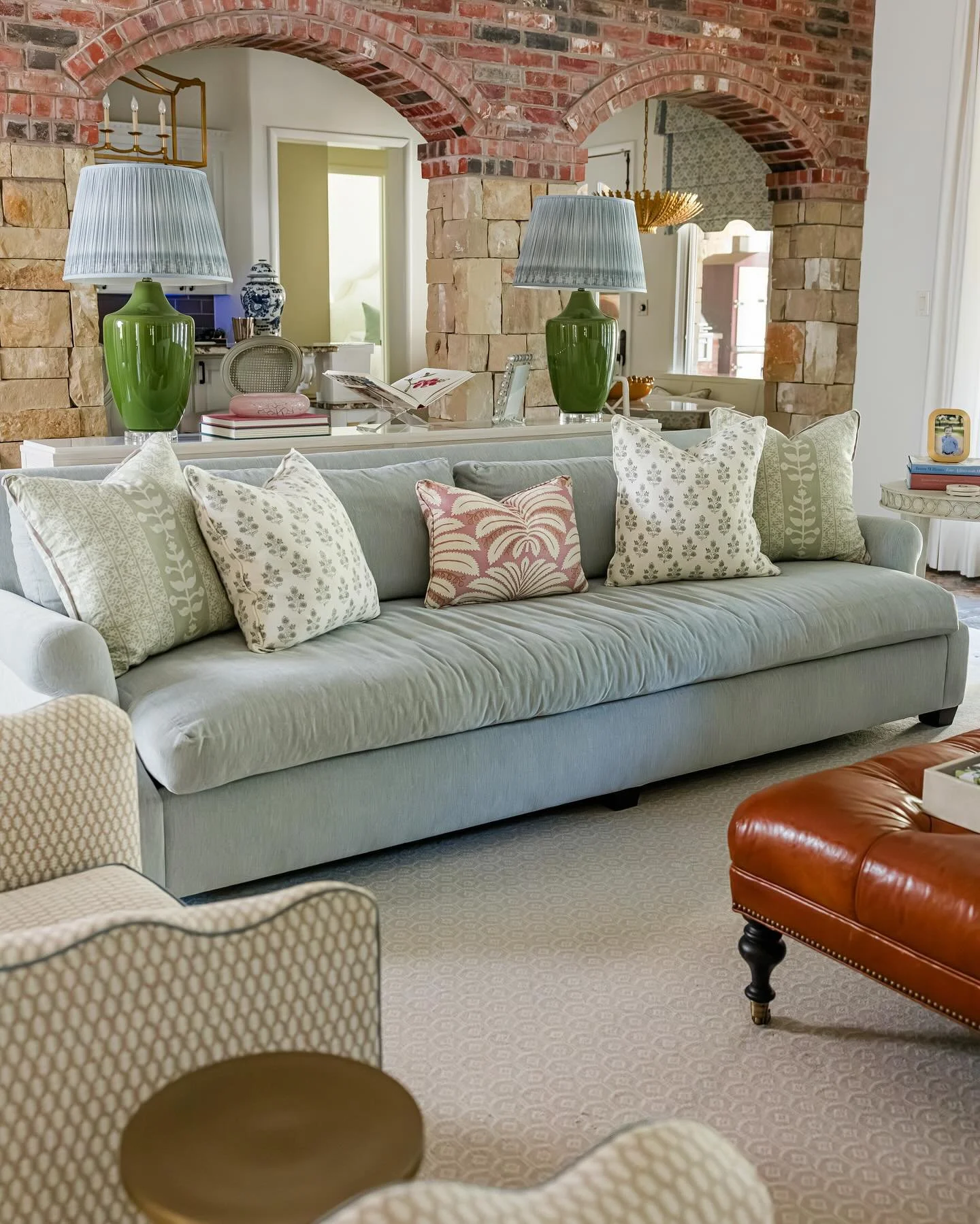 Living room and kitchen breakfast table area - love how they talk to each other. 💬