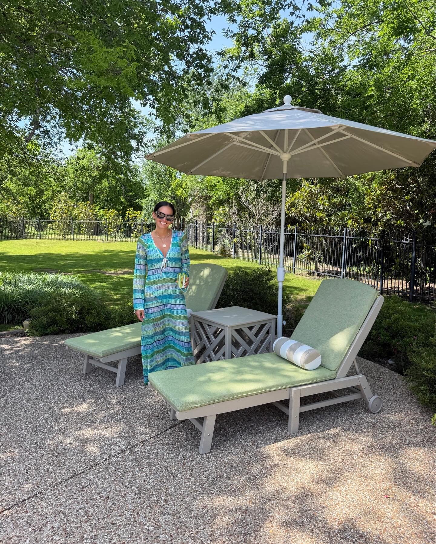 With our recent move, we found ourselves needing some new patio furniture by the pool. @POLYWOOD checked all the boxes! We knew we needed chaises and an umbrella that would be durable (uh, hello Texas summers and 3 kids) and of course I wanted it to 