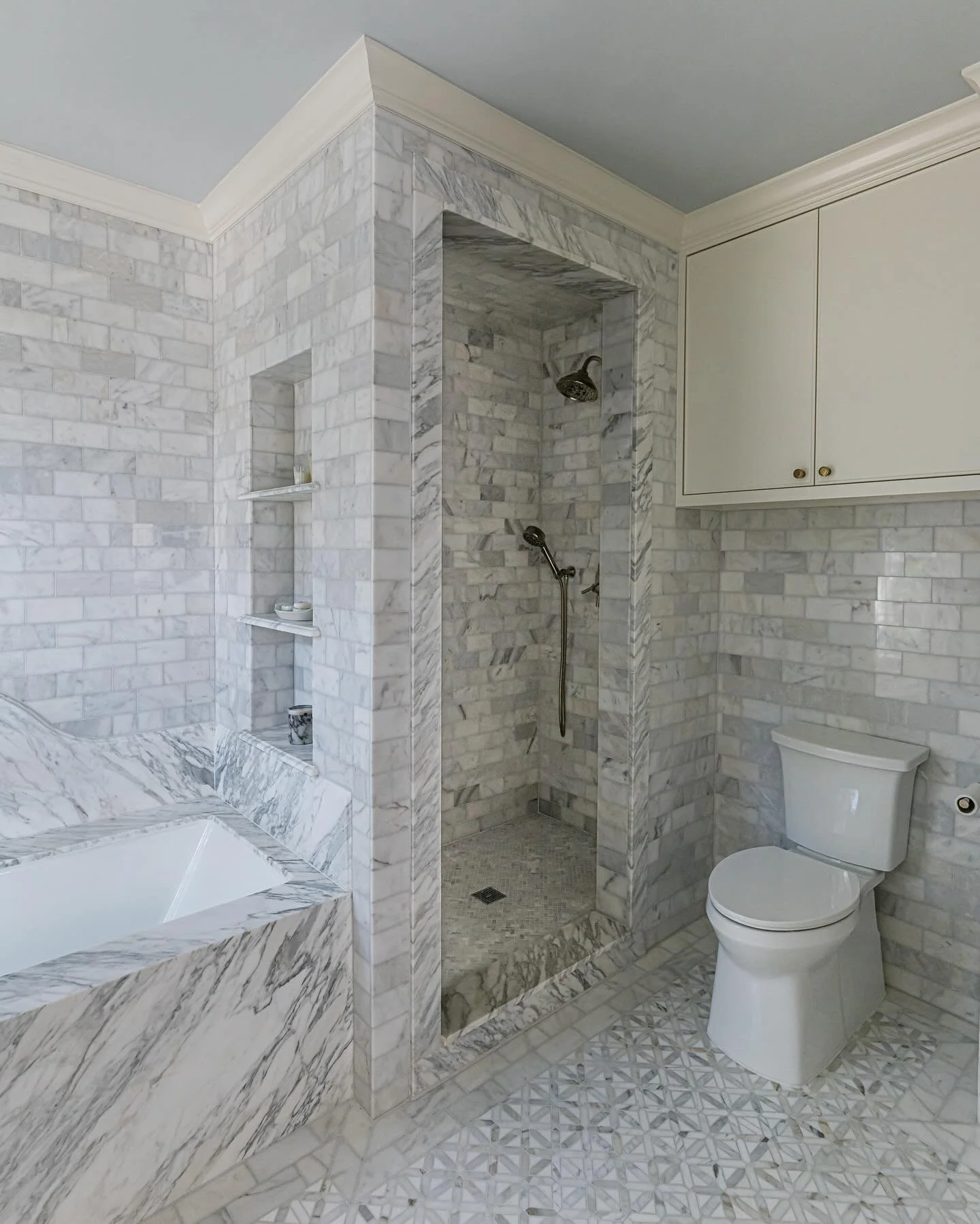 Yes, we covered every inch of this bathroom in marble 🤤