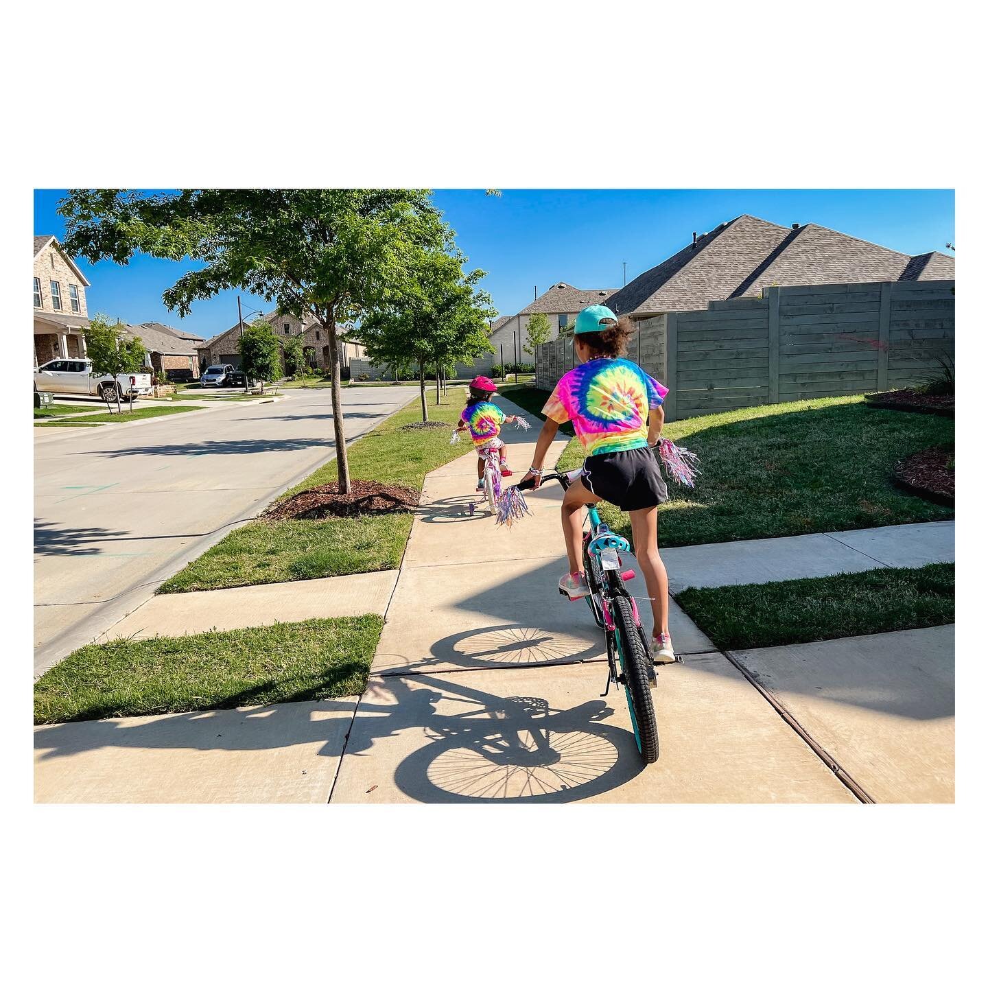 Team tiedye on the move on a Friday night ✌🏻🎨🤣

#dfpcommunity #thedocumentarymovement #documentyourdays #familyphotojournalism
#kids_in_bnw
#theuncommonphotographer