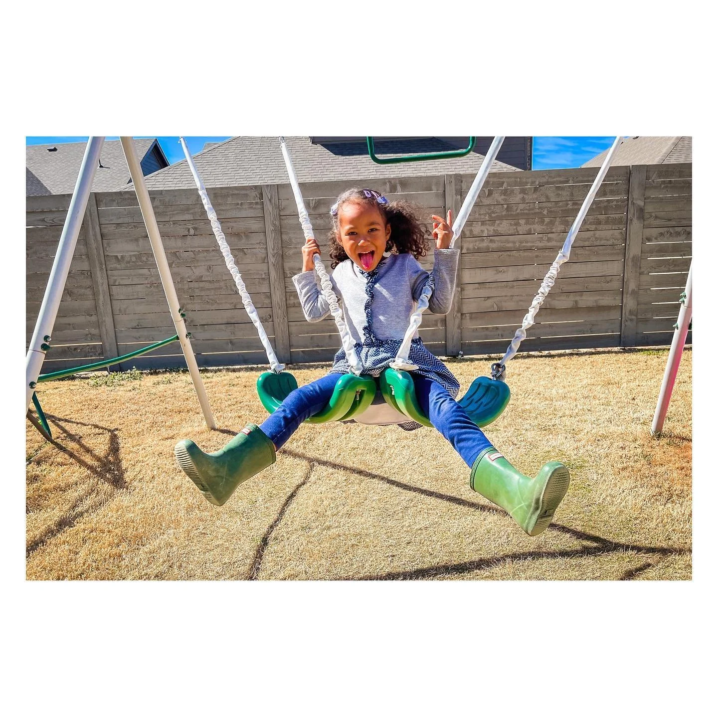 When one swing is not enough 🙈💖 #dfpcommunity #thedocumentarymovement #documentyourdays #familyphotojournalism