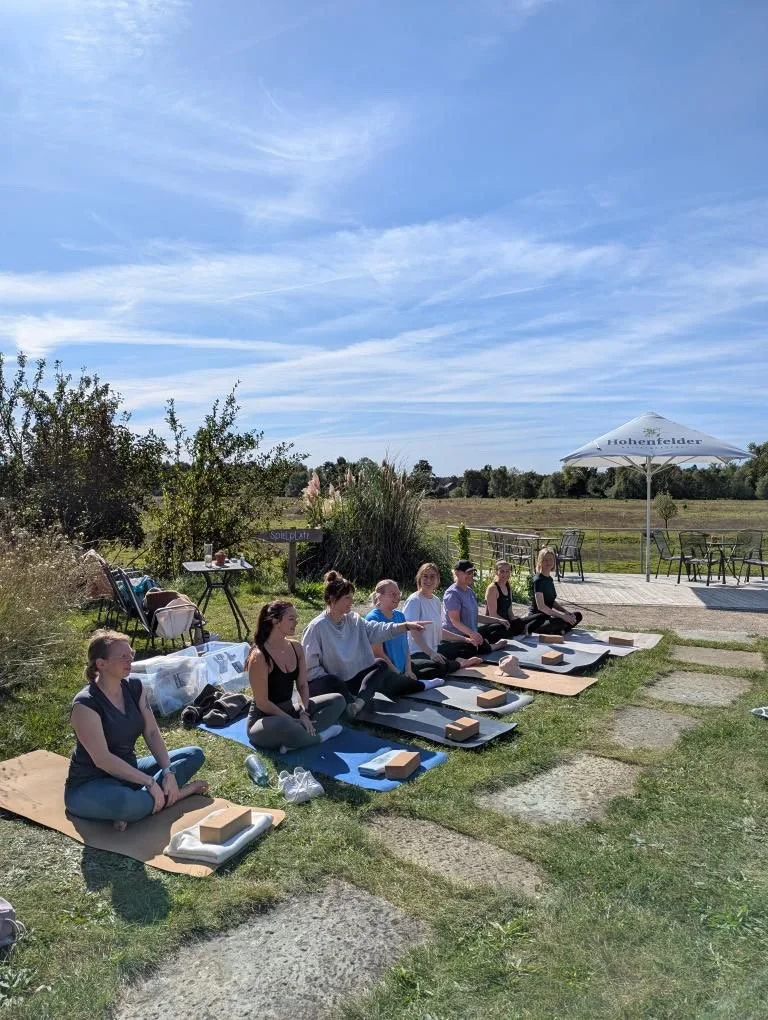 Ein Vormittag im Grünen - Yoga, Naturmeditation & Genuss bei Baumhoers Lippeauenblick