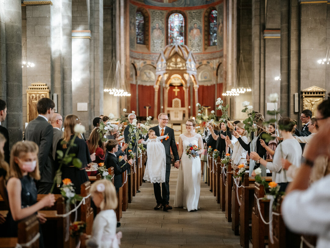 Eine Trauung und Taufe an einen Tag. 👀⠀⠀⠀⠀⠀⠀⠀⠀⠀
⠀⠀⠀⠀⠀⠀⠀⠀⠀
Finde den Kontrast zwischen Kirchen &amp; dem schnellen Leben au&szlig;erhalb ziemlich krass, jedes Mal. 💆⠀⠀⠀⠀⠀⠀⠀⠀⠀
⠀⠀⠀⠀⠀⠀⠀⠀⠀
#storytelling #storyteller #wedding #hochzeit #hochzeiten #hochz