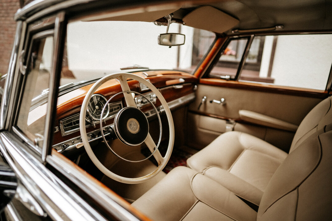 Einfach aber sch&ouml;n.⠀⠀⠀⠀⠀⠀⠀⠀⠀
⠀⠀⠀⠀⠀⠀⠀⠀⠀
#oldtimer #Mercedes #wedding #hochzeitsfotografie #dirtybootsandmessyhair #belovedstories #destinationwedding #weddinginnature #weddingcologne #outdoorweddings #hochzeitskleid #hochzeitsfotograf #hochzeitsp