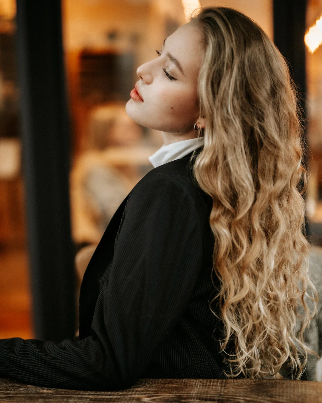 Esther in Bonn. ⠀⠀⠀⠀⠀⠀⠀⠀⠀
⠀⠀⠀⠀⠀⠀⠀⠀⠀
#portrait #autumn #autumnvibes #Caf&eacute; #bonn #bonnstagram #portraitsmadeingermany #herbst #outfitinspiration #outfitoftheday #fall #falloutfit #fallfashion #fallcolors #autumncolors