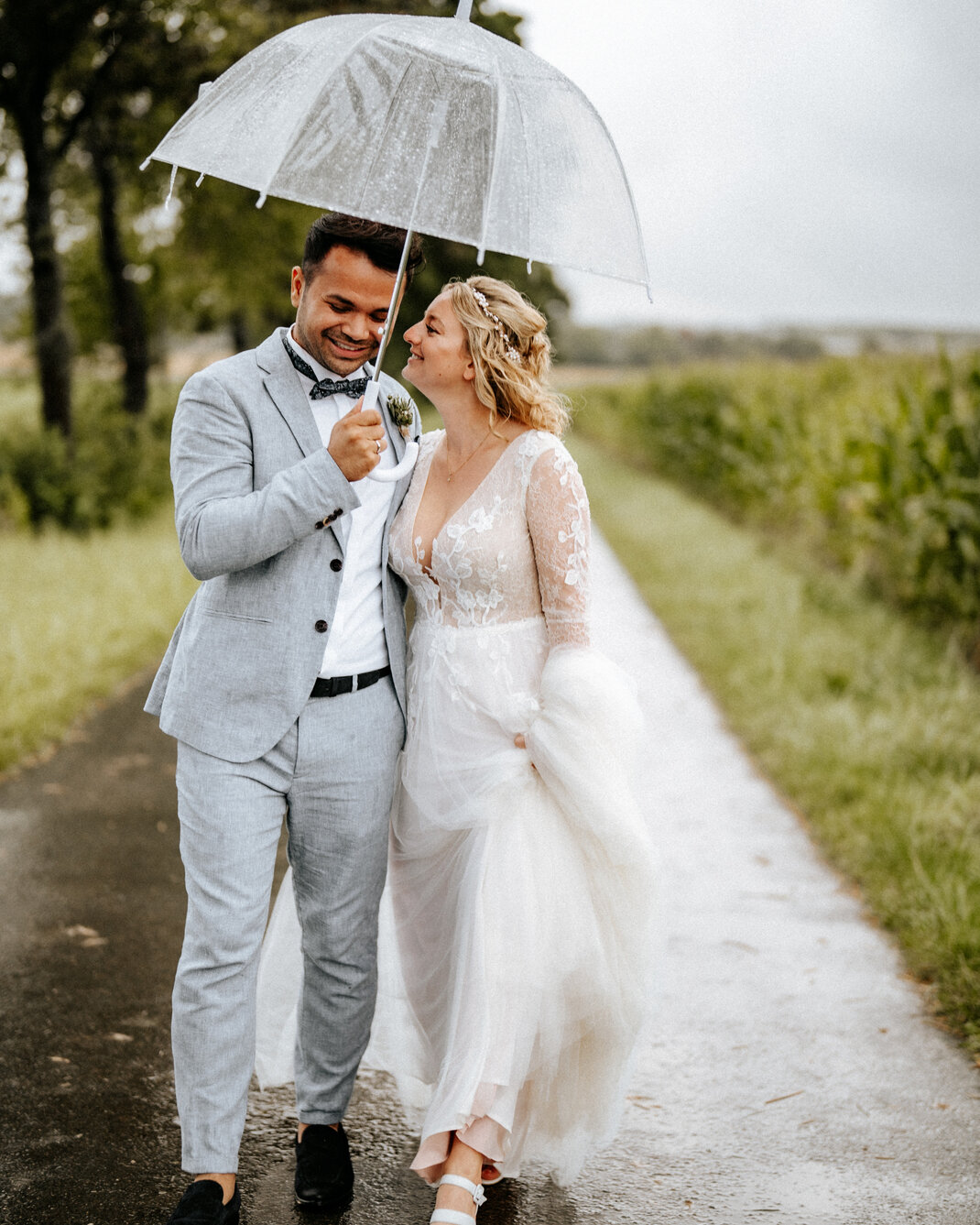 N&amp;L ❤️ - Es gibt so viele Fotografen, die in fernen L&auml;ndern der Sonne folgen. Ich finds gar nicht schlimm, wenn sie mal nicht da ist und es regnet. Im Gegenteil, wie sch&ouml;n, wenn eine Hochzeit auch bei Regen unglaublich sch&ouml;n wird. 